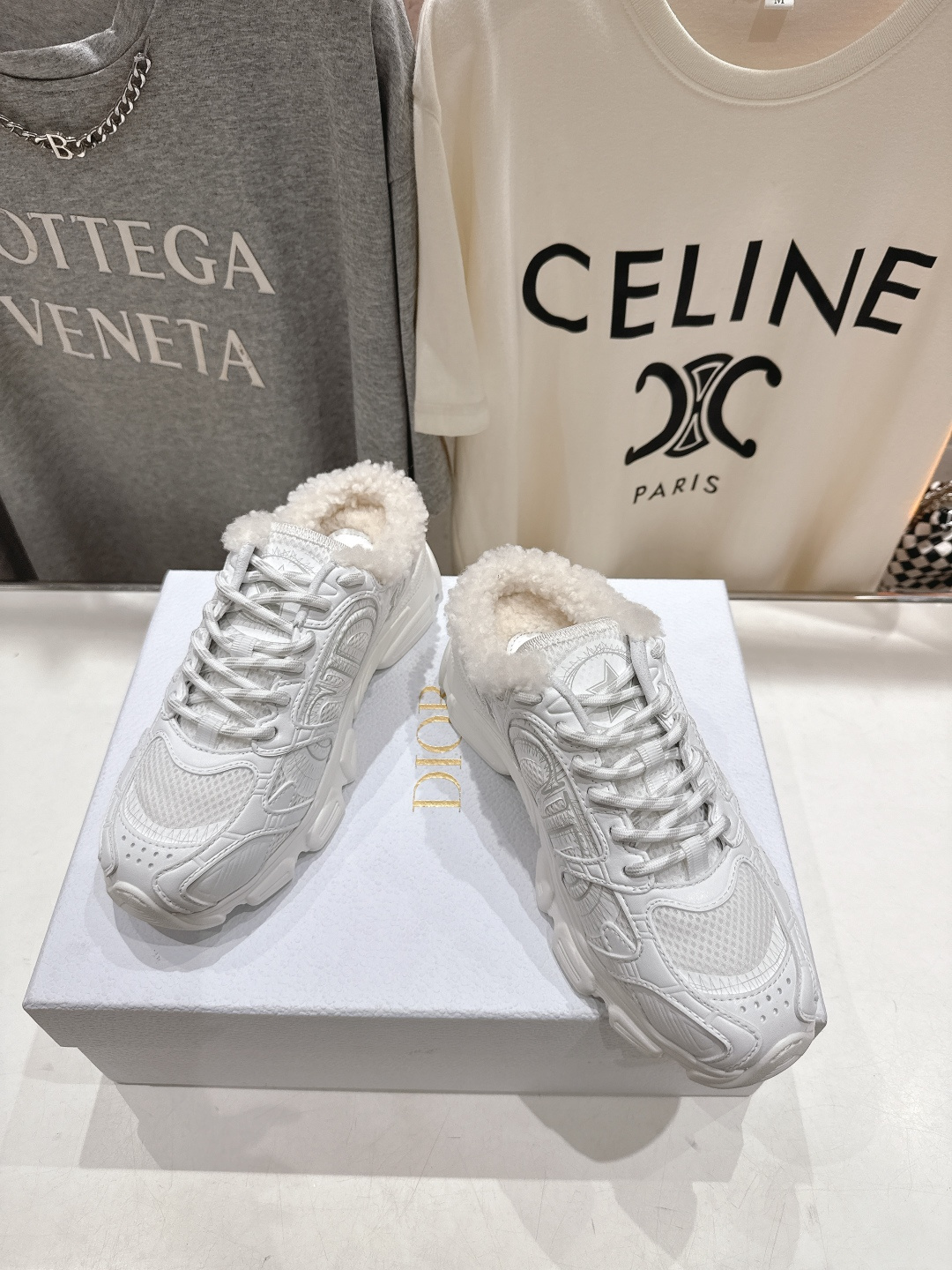 市场高版本 毛里 Dior*迪奥D家2025ss秋冬新款加毛半拖款式休闲运动鞋，融入d家高定精神诠释经典