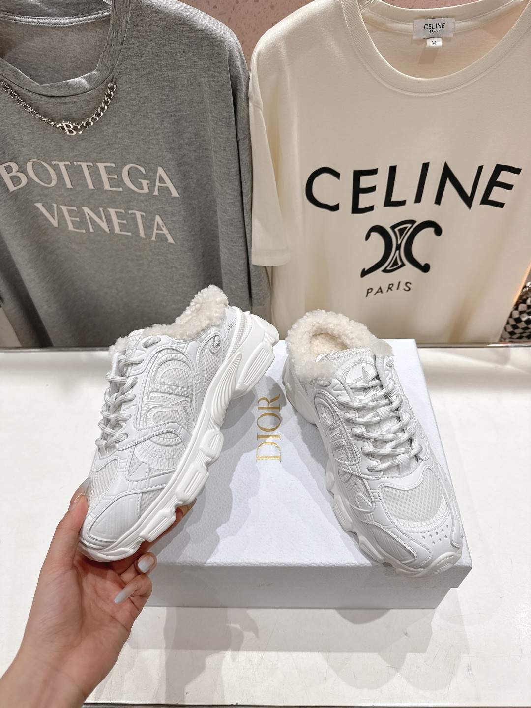 市场高版本 毛里 Dior*迪奥D家2025ss秋冬新款加毛半拖款式休闲运动鞋，融入d家高定精神诠释经典