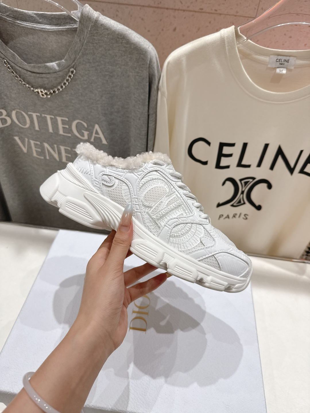 市场高版本 毛里 Dior*迪奥D家2025ss秋冬新款加毛半拖款式休闲运动鞋，融入d家高定精神诠释经典