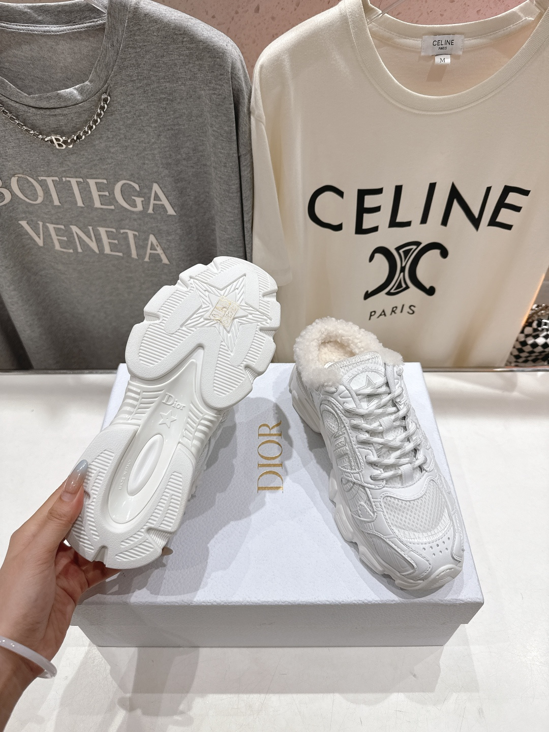 市场高版本 毛里 Dior*迪奥D家2025ss秋冬新款加毛半拖款式休闲运动鞋，融入d家高定精神诠释经典