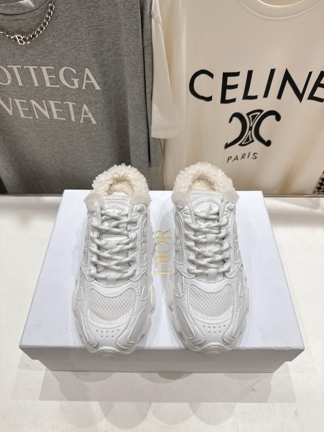 市场高版本 毛里 Dior*迪奥D家2025ss秋冬新款加毛半拖款式休闲运动鞋，融入d家高定精神诠释经典