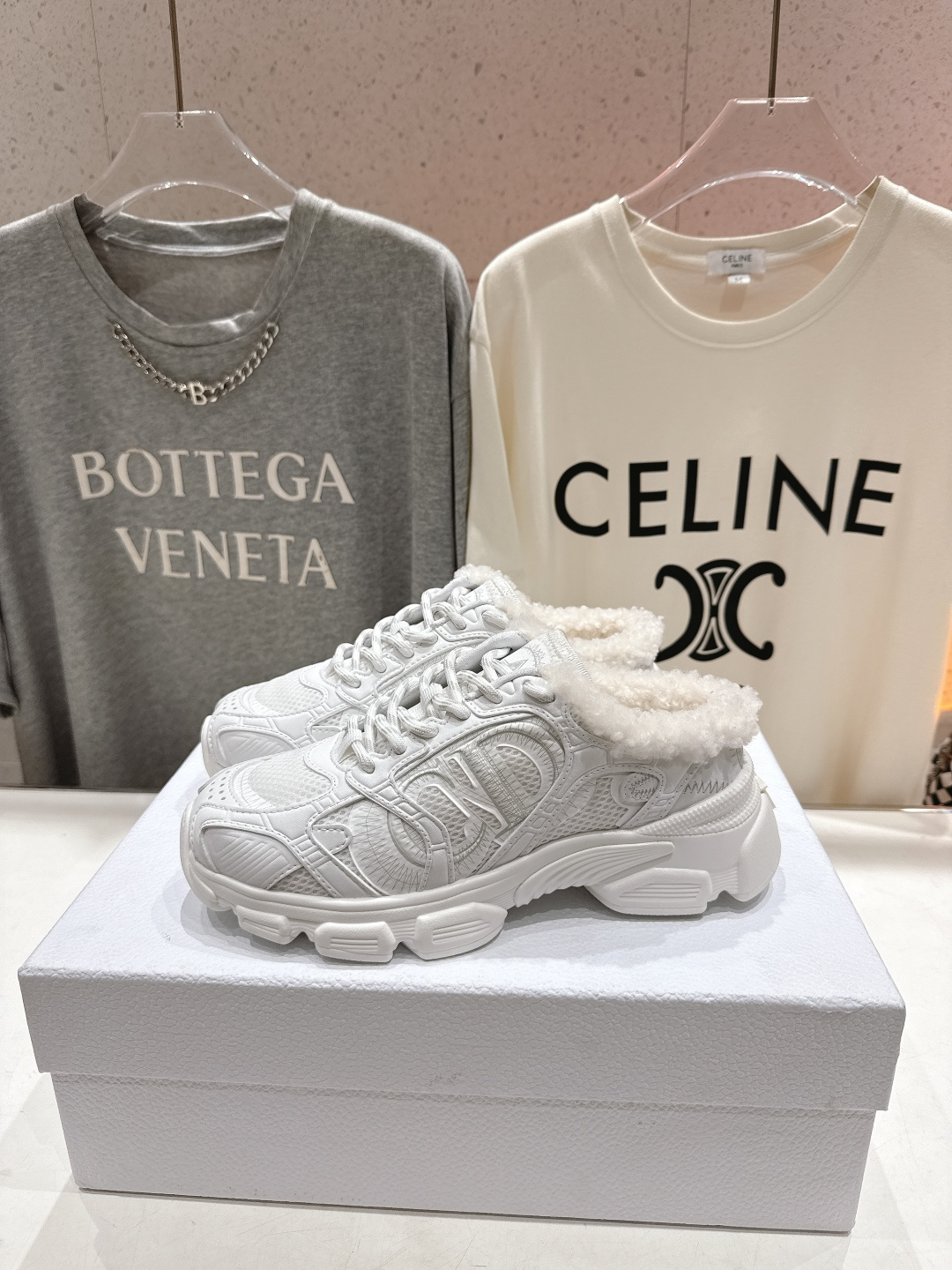 市场高版本 毛里 Dior*迪奥D家2025ss秋冬新款加毛半拖款式休闲运动鞋，融入d家高定精神诠释经典