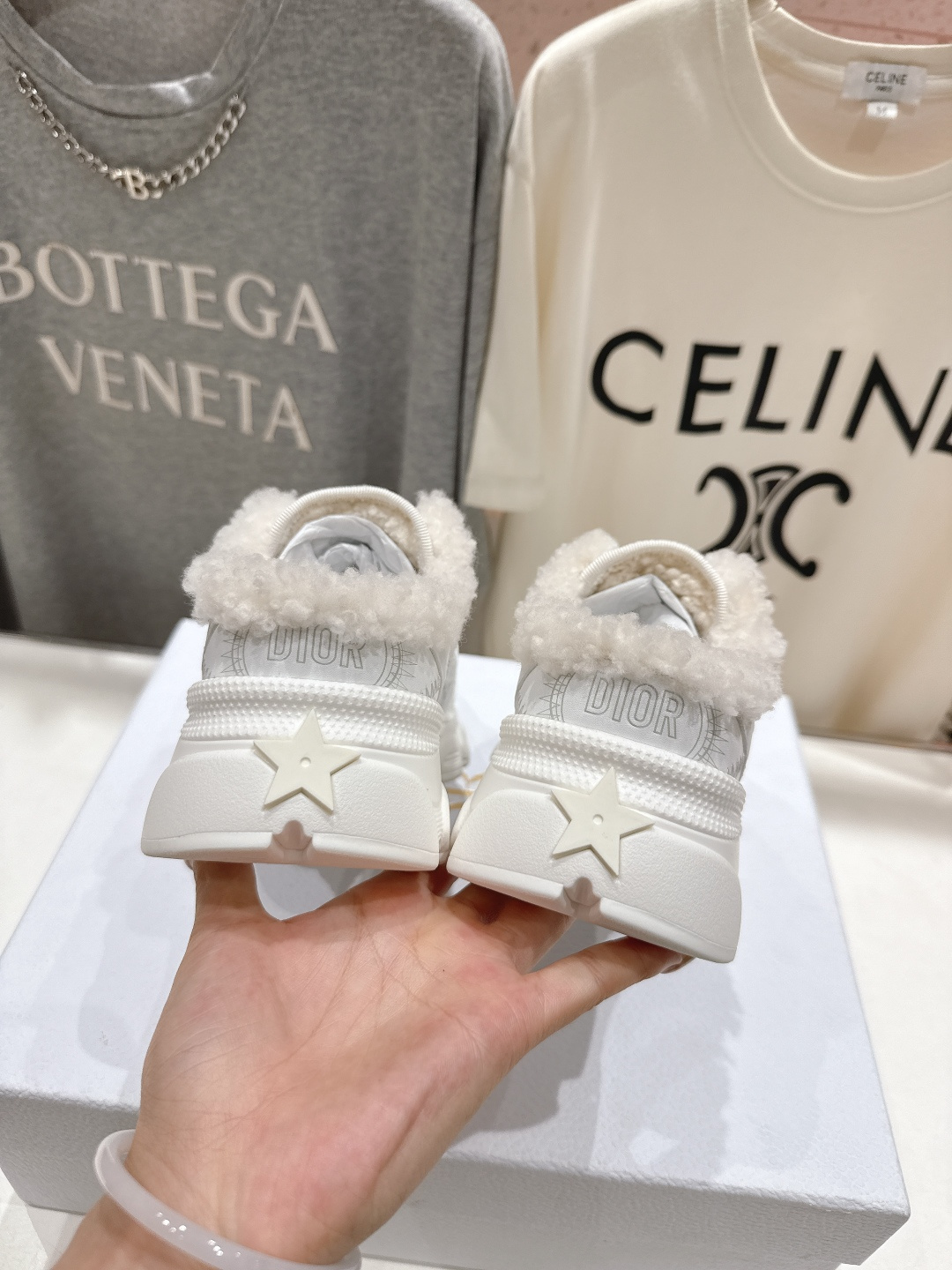 市场高版本 毛里 Dior*迪奥D家2025ss秋冬新款加毛半拖款式休闲运动鞋，融入d家高定精神诠释经典