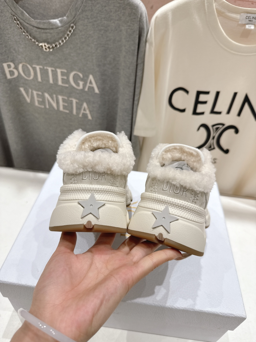 市场高版本 毛里 Dior*迪奥D家2025ss秋冬新款加毛半拖款式休闲运动鞋，融入d家高定精神诠释经典