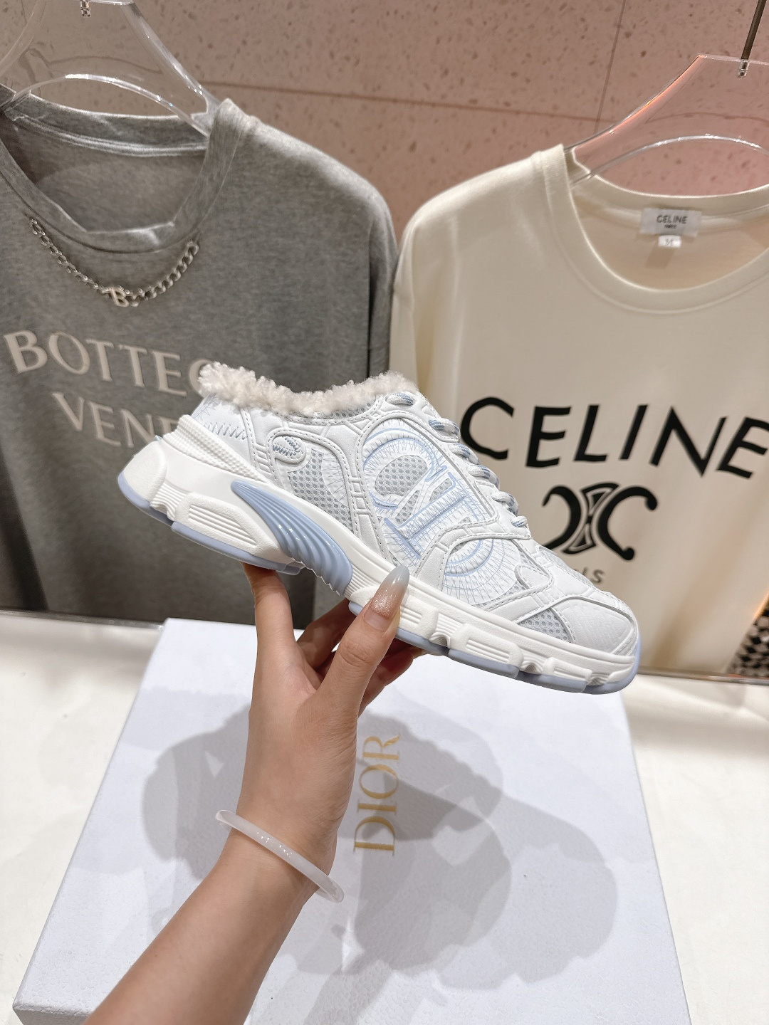 市场高版本 毛里 Dior*迪奥D家2025ss秋冬新款加毛半拖款式休闲运动鞋，融入d家高定精神诠释经典