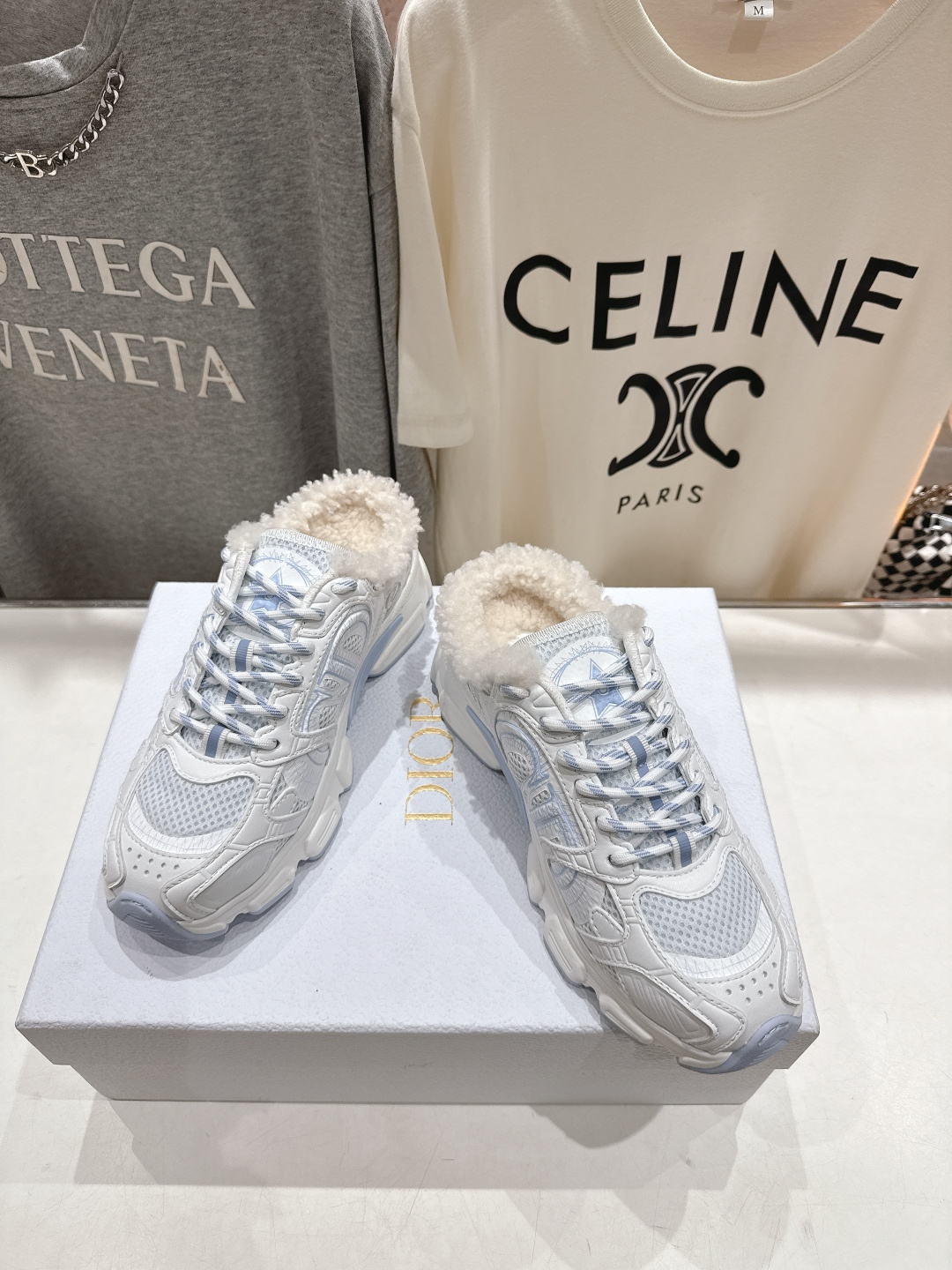 市场高版本 毛里 Dior*迪奥D家2025ss秋冬新款加毛半拖款式休闲运动鞋，融入d家高定精神诠释经典