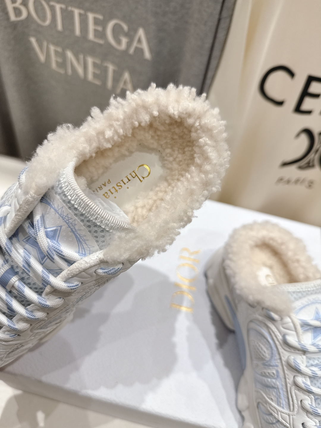 市场高版本 毛里 Dior*迪奥D家2025ss秋冬新款加毛半拖款式休闲运动鞋，融入d家高定精神诠释经典