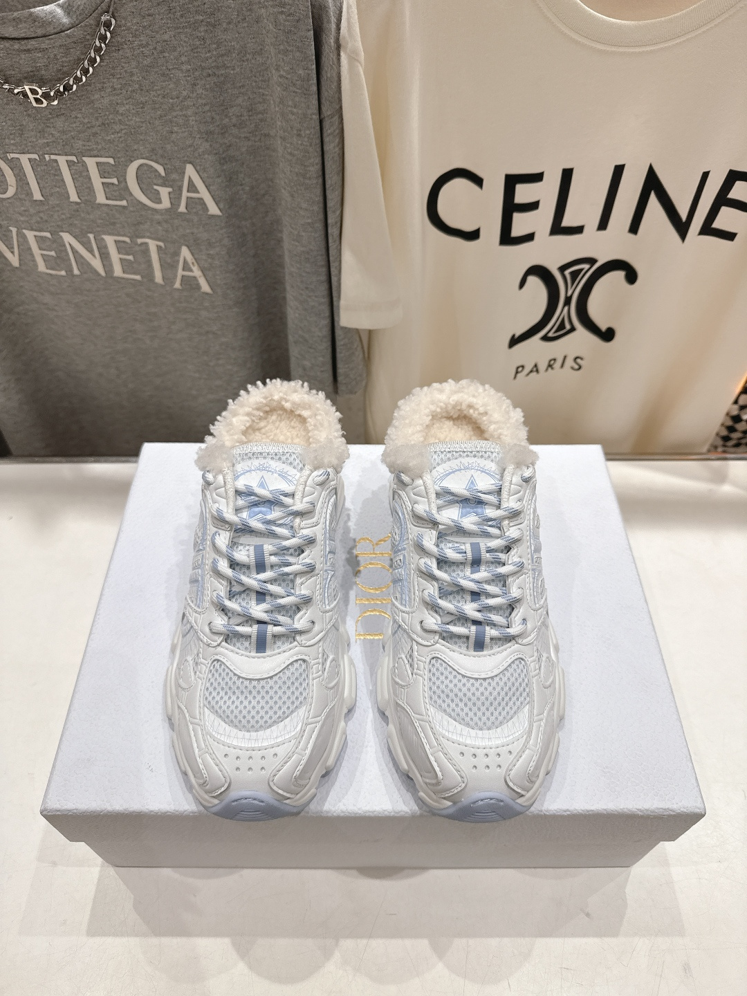 市场高版本 毛里 Dior*迪奥D家2025ss秋冬新款加毛半拖款式休闲运动鞋，融入d家高定精神诠释经典