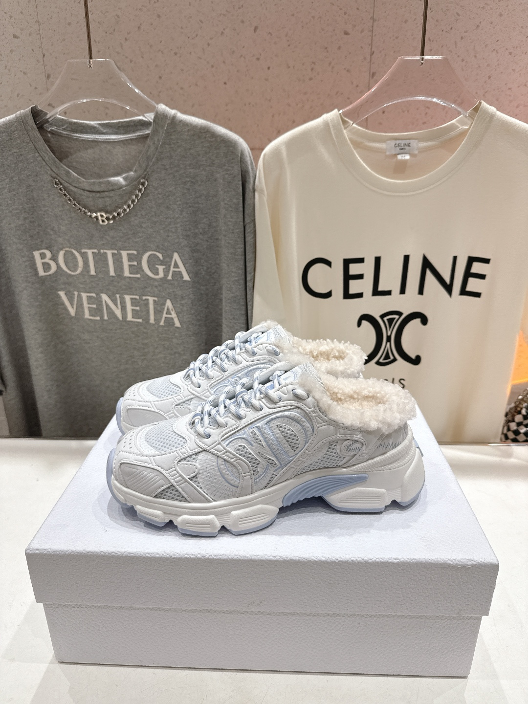 市场高版本 毛里 Dior*迪奥D家2025ss秋冬新款加毛半拖款式休闲运动鞋，融入d家高定精神诠释经典