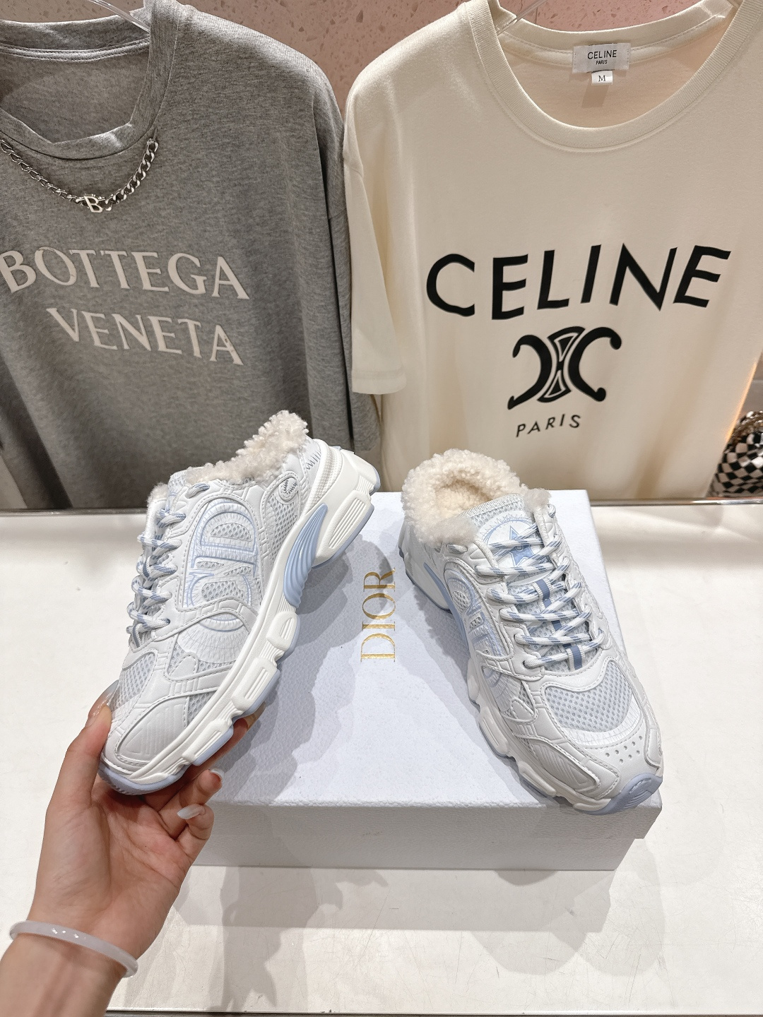 市场高版本 毛里 Dior*迪奥D家2025ss秋冬新款加毛半拖款式休闲运动鞋，融入d家高定精神诠释经典