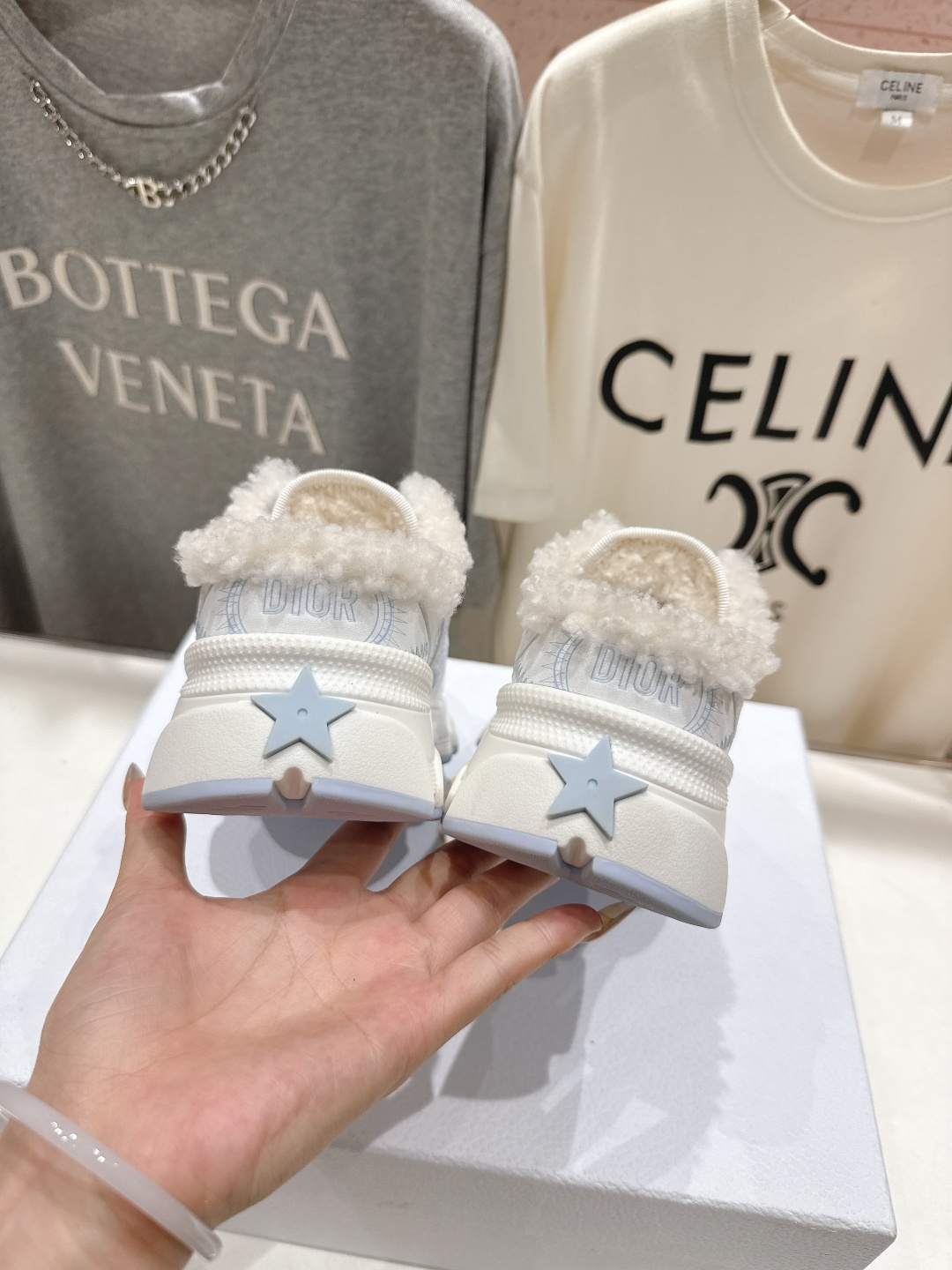 市场高版本 毛里 Dior*迪奥D家2025ss秋冬新款加毛半拖款式休闲运动鞋，融入d家高定精神诠释经典