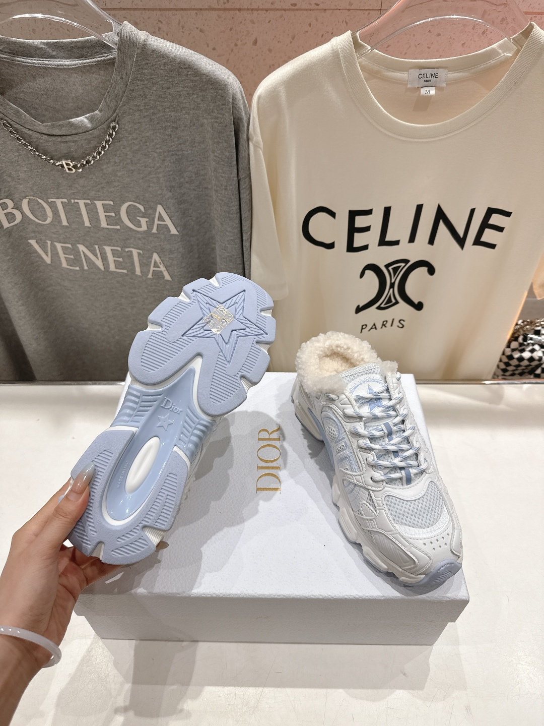 市场高版本 毛里 Dior*迪奥D家2025ss秋冬新款加毛半拖款式休闲运动鞋，融入d家高定精神诠释经典