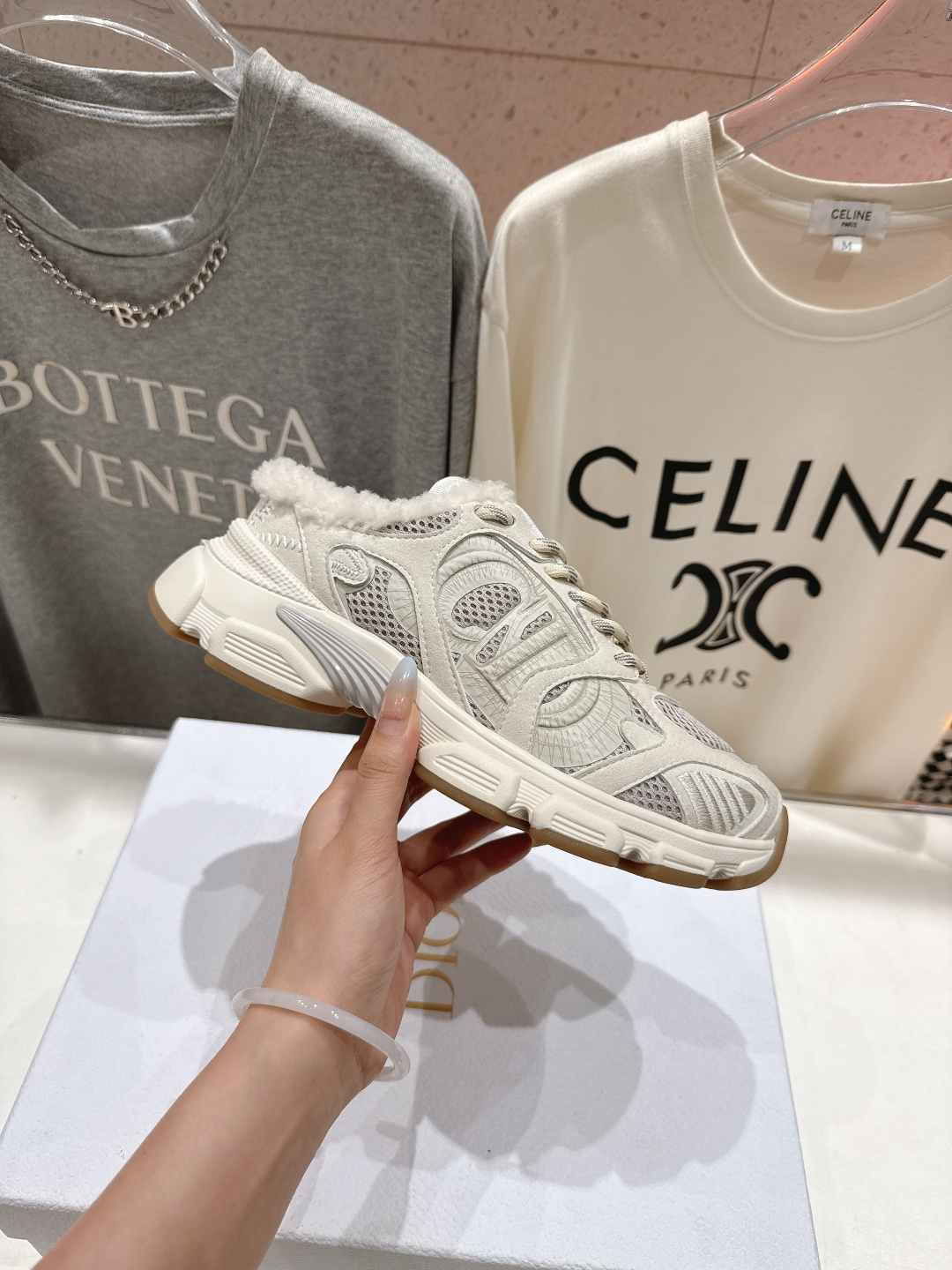 市场高版本 毛里 Dior*迪奥D家2025ss秋冬新款加毛半拖款式休闲运动鞋，融入d家高定精神诠释经典