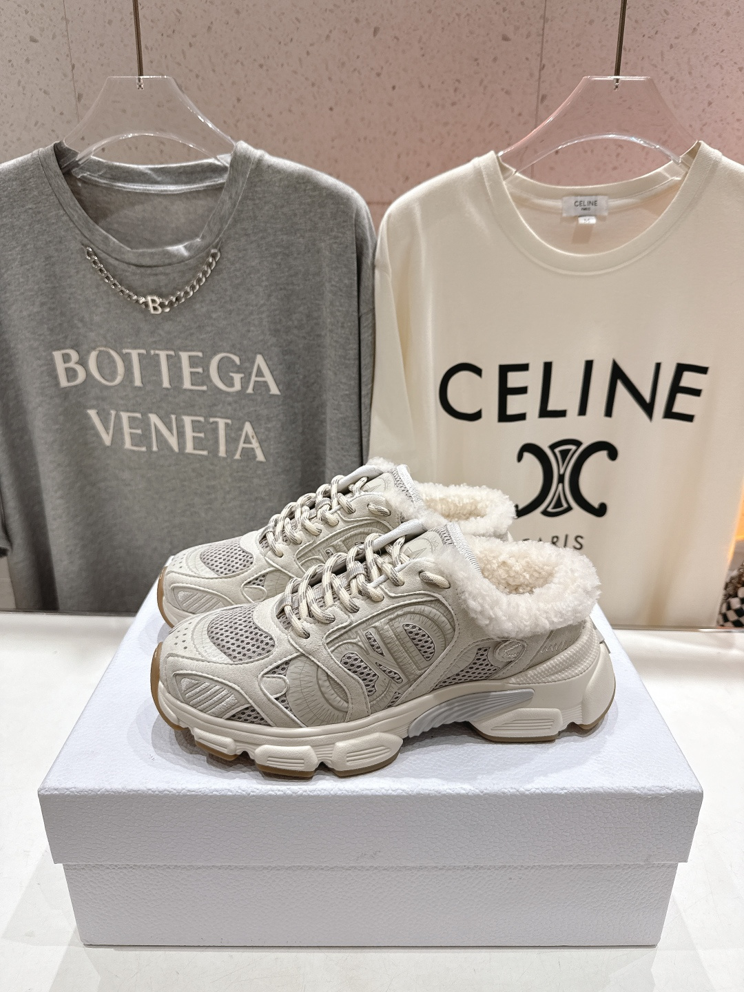 市场高版本 毛里 Dior*迪奥D家2025ss秋冬新款加毛半拖款式休闲运动鞋，融入d家高定精神诠释经典