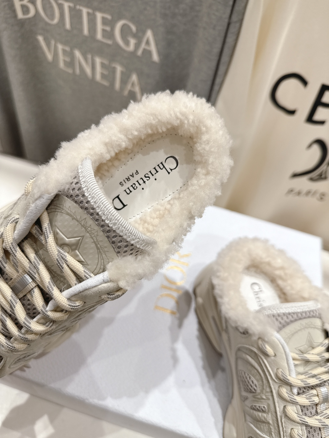 市场高版本 毛里 Dior*迪奥D家2025ss秋冬新款加毛半拖款式休闲运动鞋，融入d家高定精神诠释经典