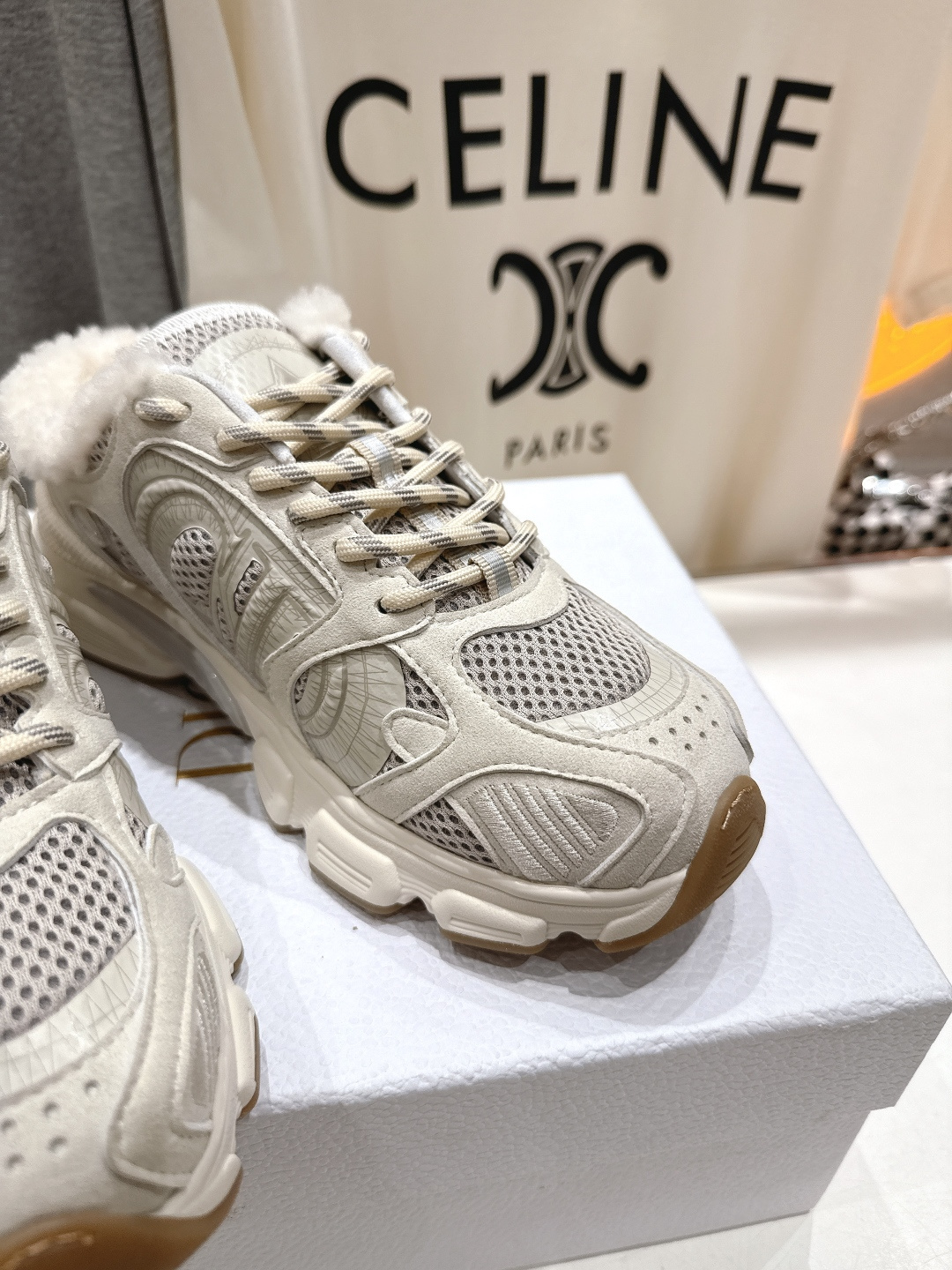 市场高版本 毛里 Dior*迪奥D家2025ss秋冬新款加毛半拖款式休闲运动鞋，融入d家高定精神诠释经典