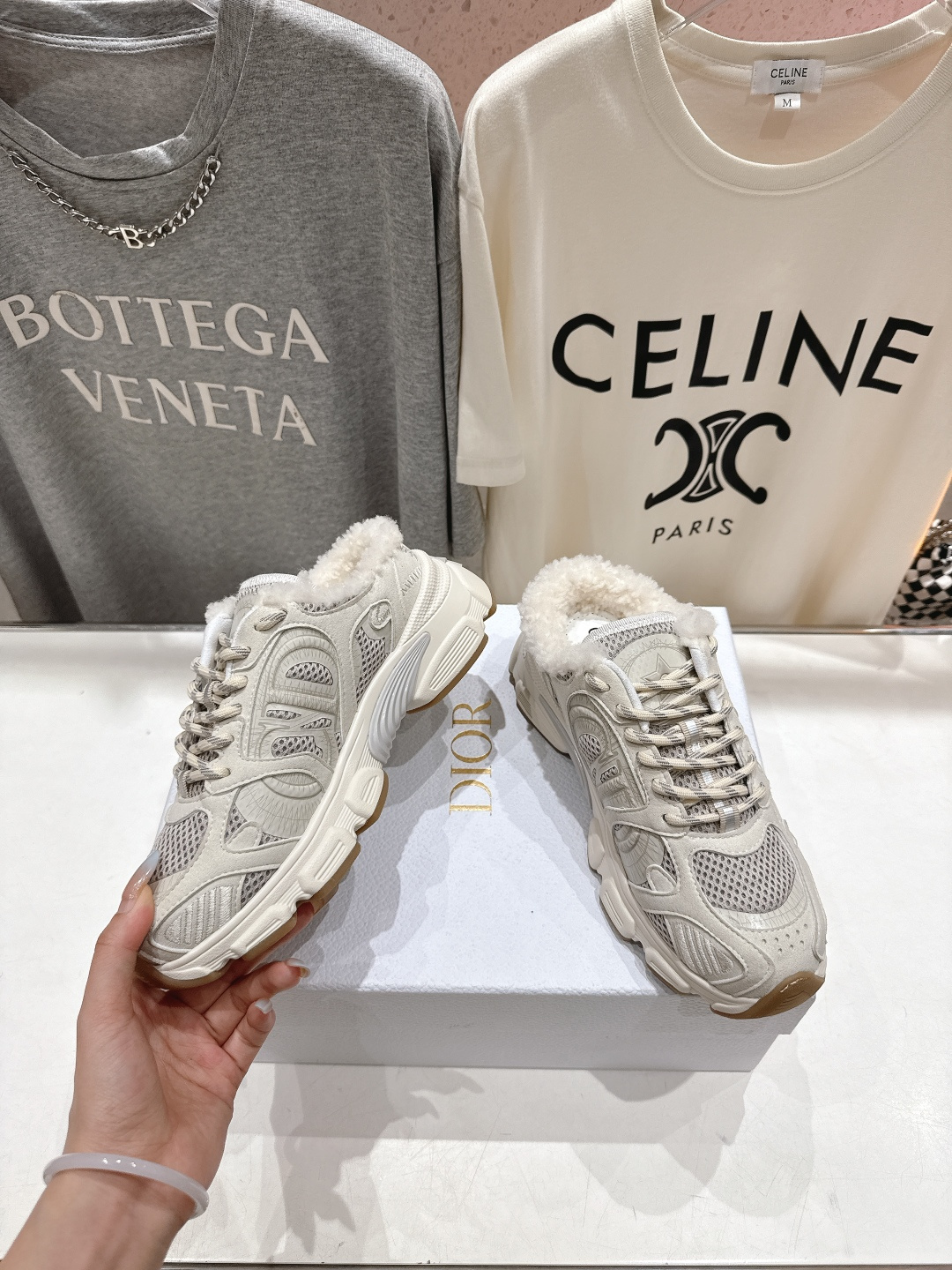 市场高版本 毛里 Dior*迪奥D家2025ss秋冬新款加毛半拖款式休闲运动鞋，融入d家高定精神诠释经典