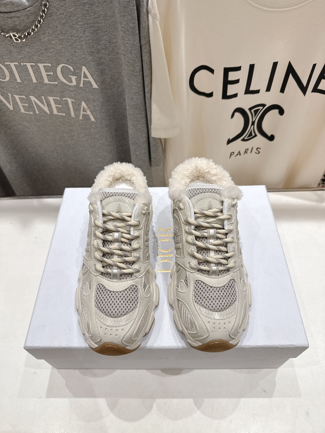 市场高版本 毛里 Dior*迪奥D家2025ss秋冬新款加毛半拖款式休闲运动鞋，融入d家高定精神诠释经典