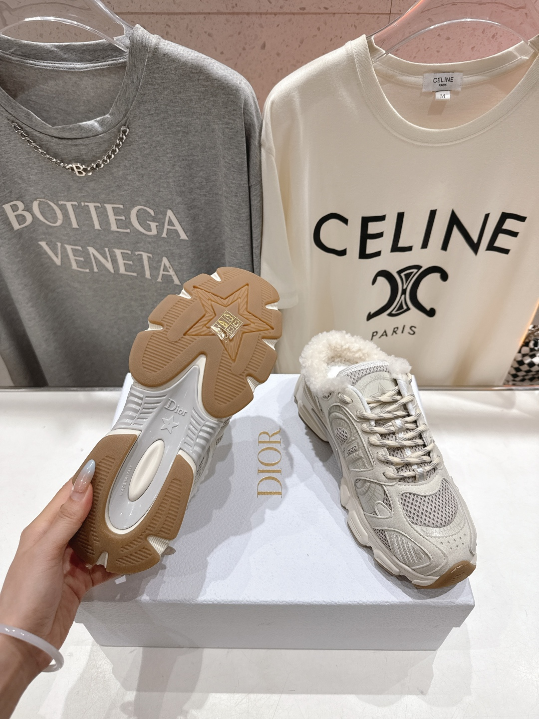 市场高版本 毛里 Dior*迪奥D家2025ss秋冬新款加毛半拖款式休闲运动鞋，融入d家高定精神诠释经典