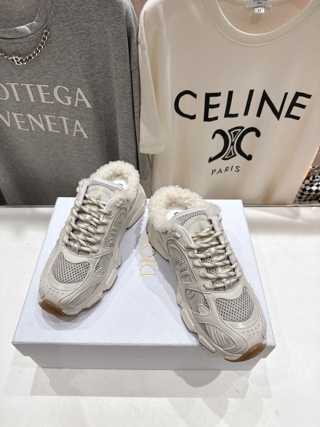 市场高版本 毛里 Dior*迪奥D家2025ss秋冬新款加毛半拖款式休闲运动鞋，融入d家高定精神诠释经典