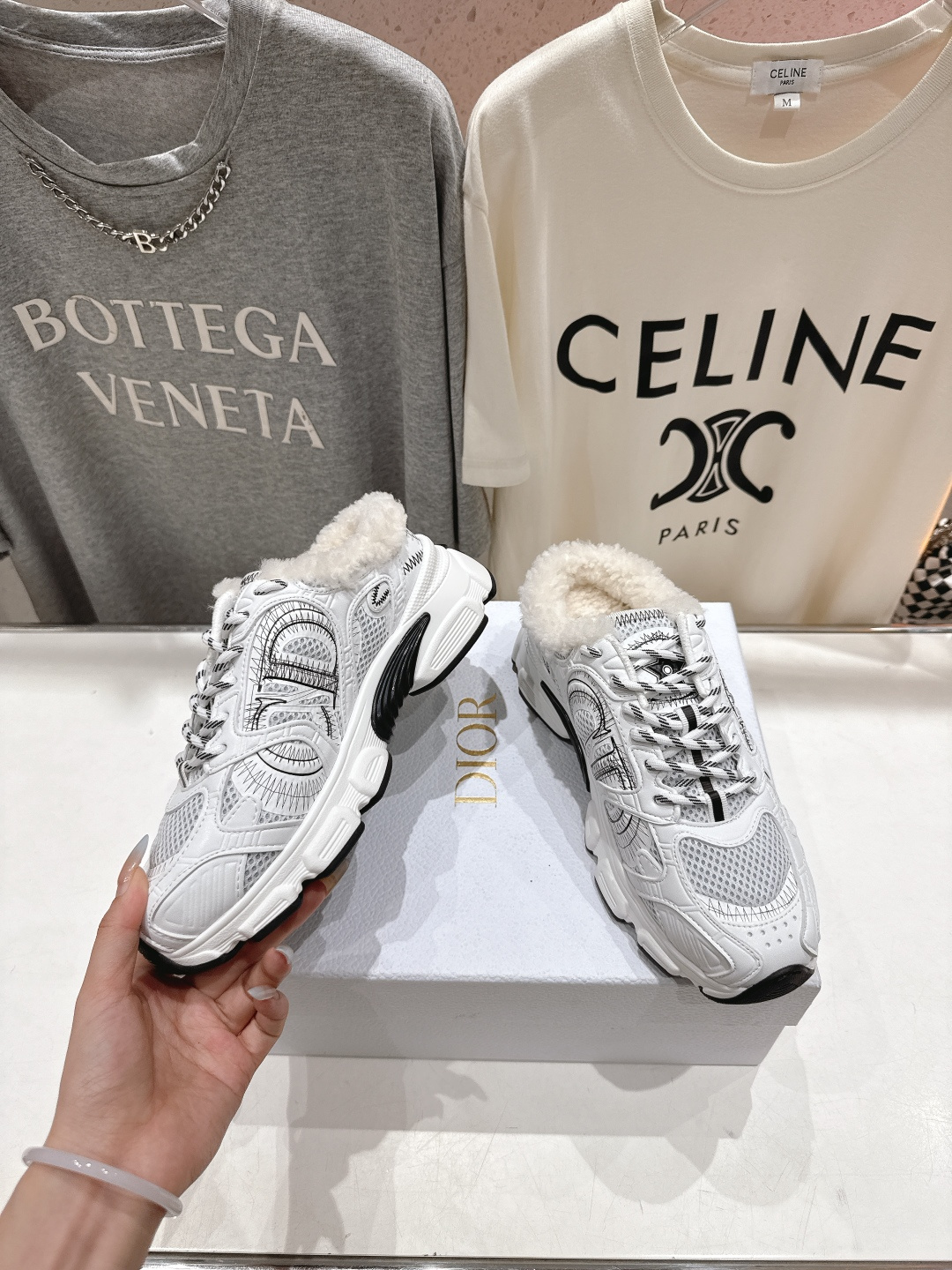 市场高版本 毛里 Dior*迪奥D家2025ss秋冬新款加毛半拖款式休闲运动鞋，融入d家高定精神诠释经典