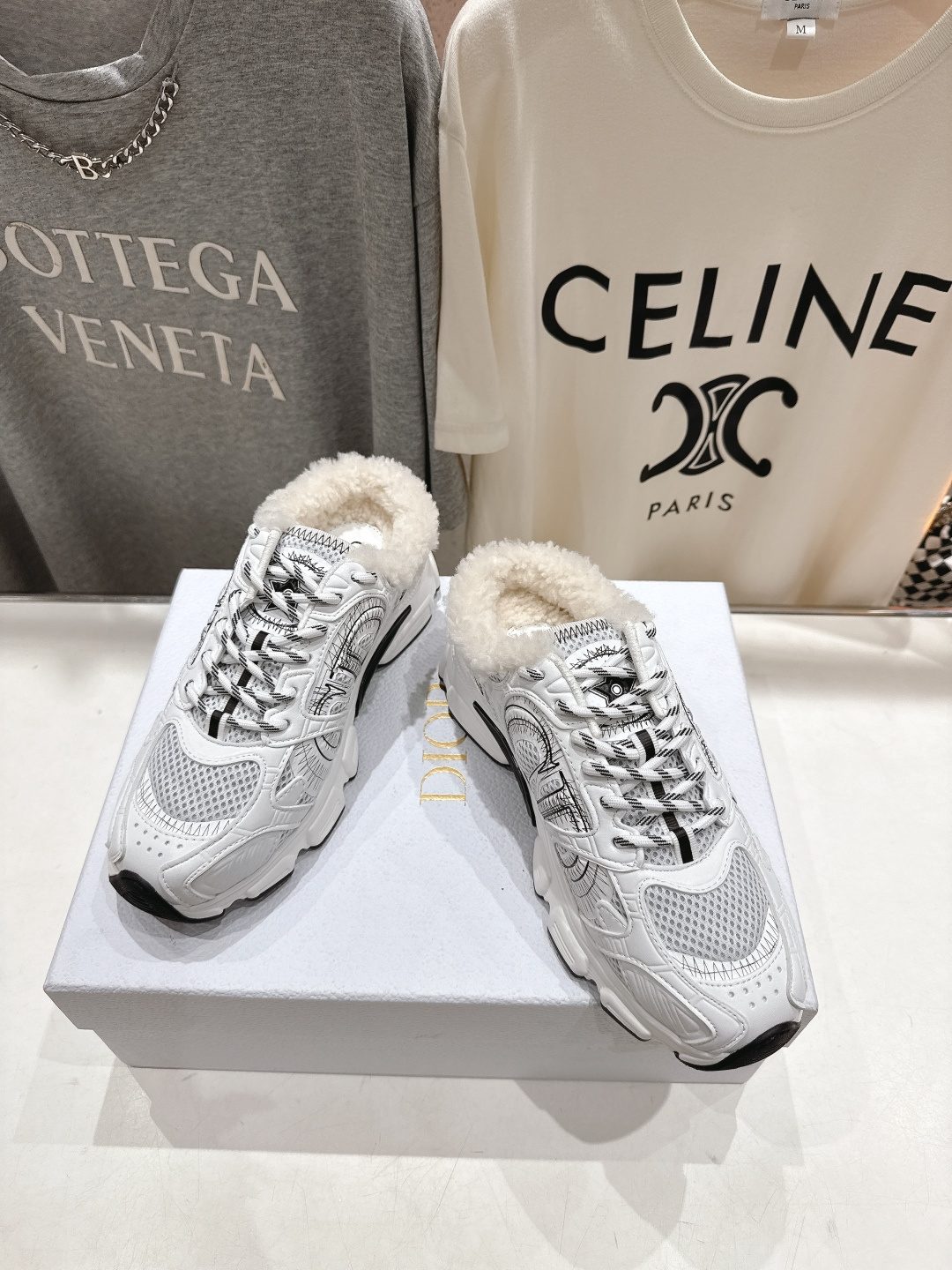 市场高版本 毛里 Dior*迪奥D家2025ss秋冬新款加毛半拖款式休闲运动鞋，融入d家高定精神诠释经典