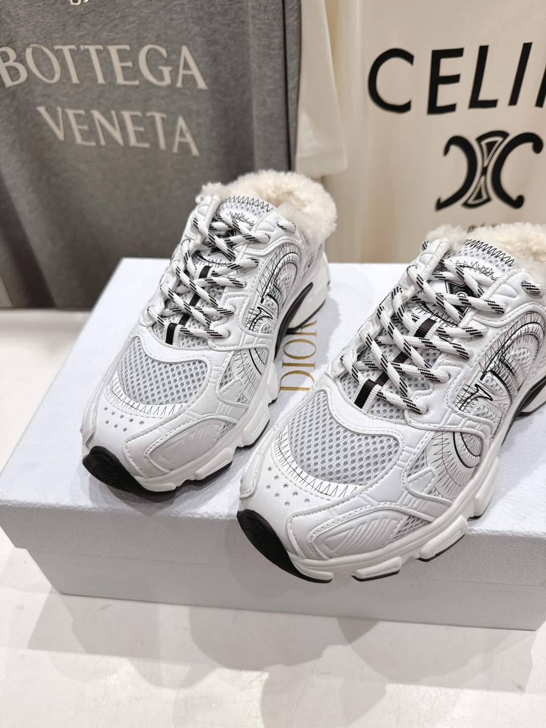 市场高版本 毛里 Dior*迪奥D家2025ss秋冬新款加毛半拖款式休闲运动鞋，融入d家高定精神诠释经典