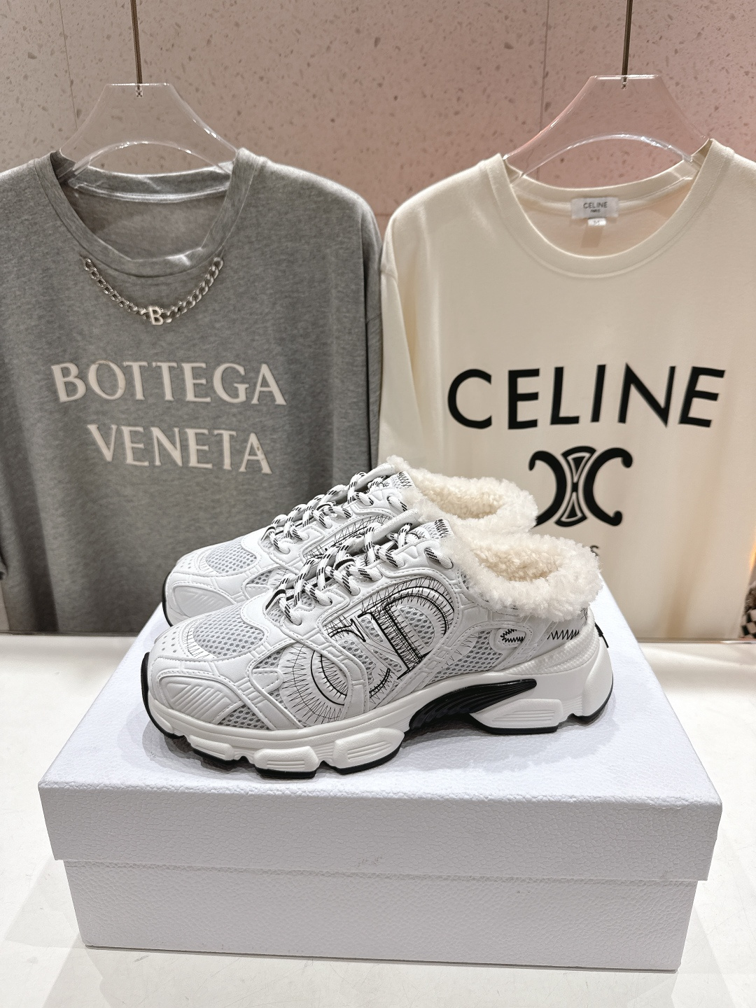 市场高版本 毛里 Dior*迪奥D家2025ss秋冬新款加毛半拖款式休闲运动鞋，融入d家高定精神诠释经典