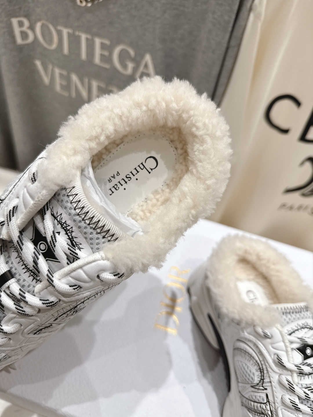 市场高版本 毛里 Dior*迪奥D家2025ss秋冬新款加毛半拖款式休闲运动鞋，融入d家高定精神诠释经典