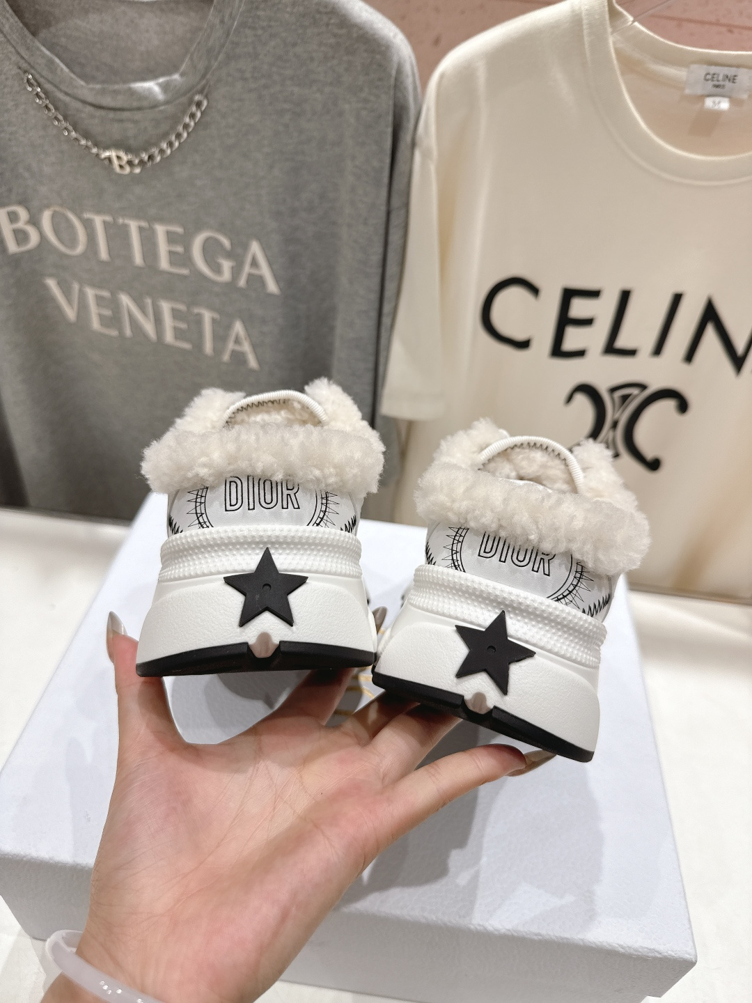 市场高版本 毛里 Dior*迪奥D家2025ss秋冬新款加毛半拖款式休闲运动鞋，融入d家高定精神诠释经典