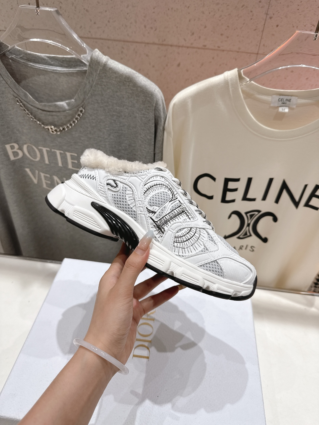 市场高版本 毛里 Dior*迪奥D家2025ss秋冬新款加毛半拖款式休闲运动鞋，融入d家高定精神诠释经典