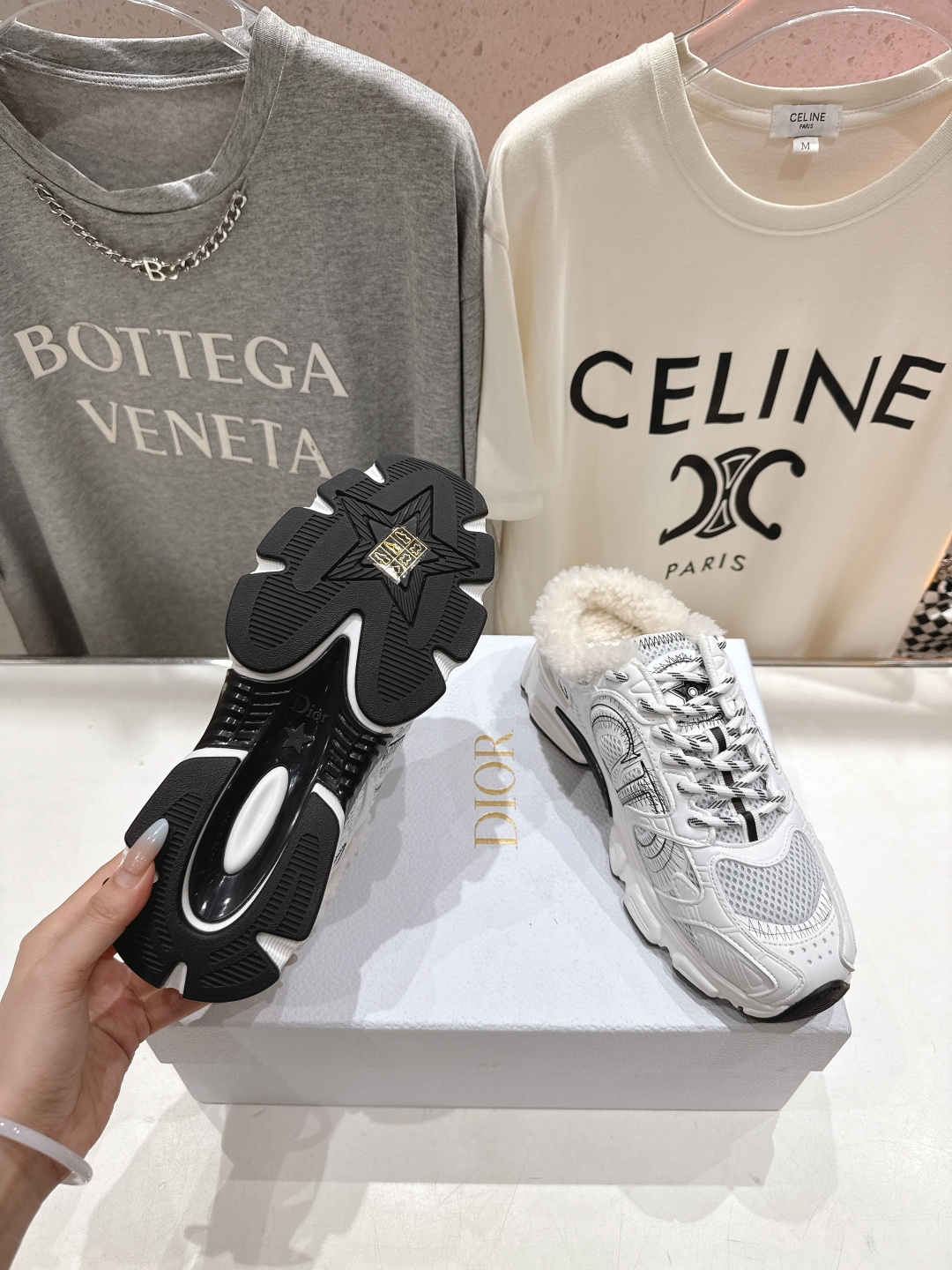 市场高版本 毛里 Dior*迪奥D家2025ss秋冬新款加毛半拖款式休闲运动鞋，融入d家高定精神诠释经典