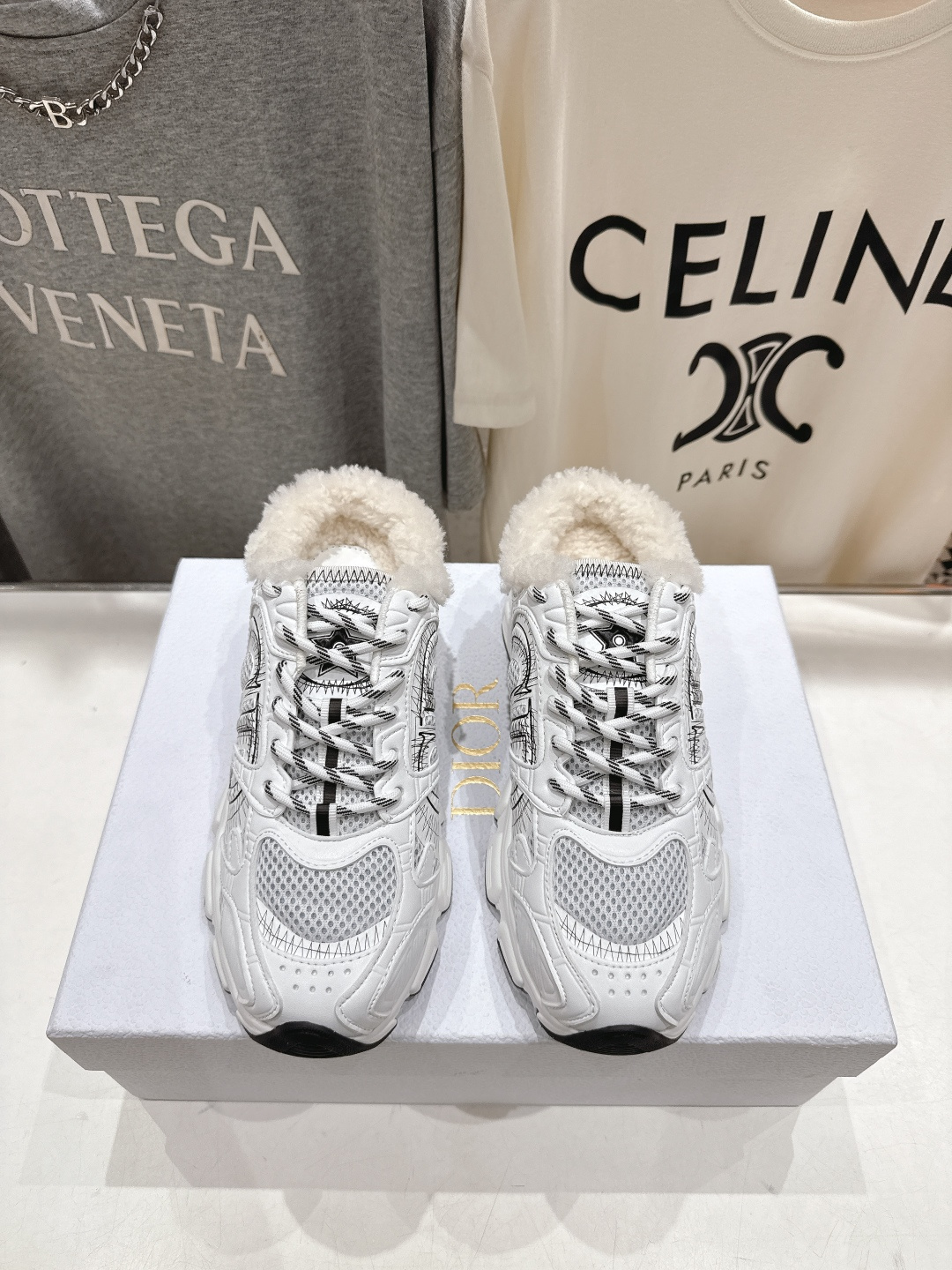 市场高版本 毛里 Dior*迪奥D家2025ss秋冬新款加毛半拖款式休闲运动鞋，融入d家高定精神诠释经典