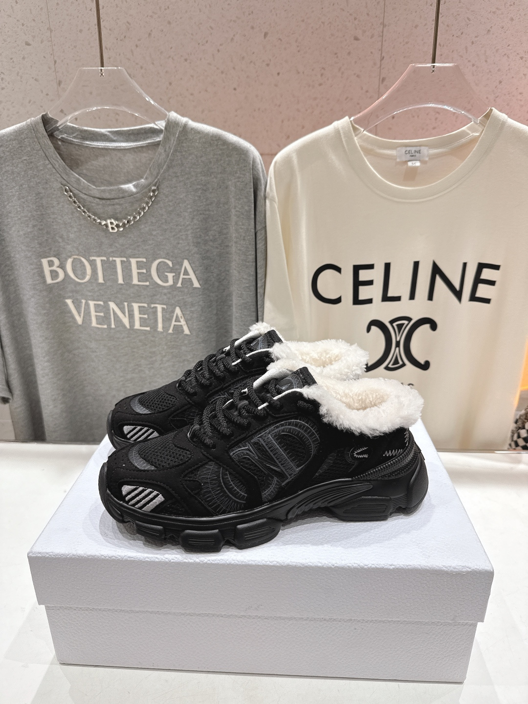 市场高版本 毛里 Dior*迪奥D家2025ss秋冬新款加毛半拖款式休闲运动鞋，融入d家高定精神诠释经典