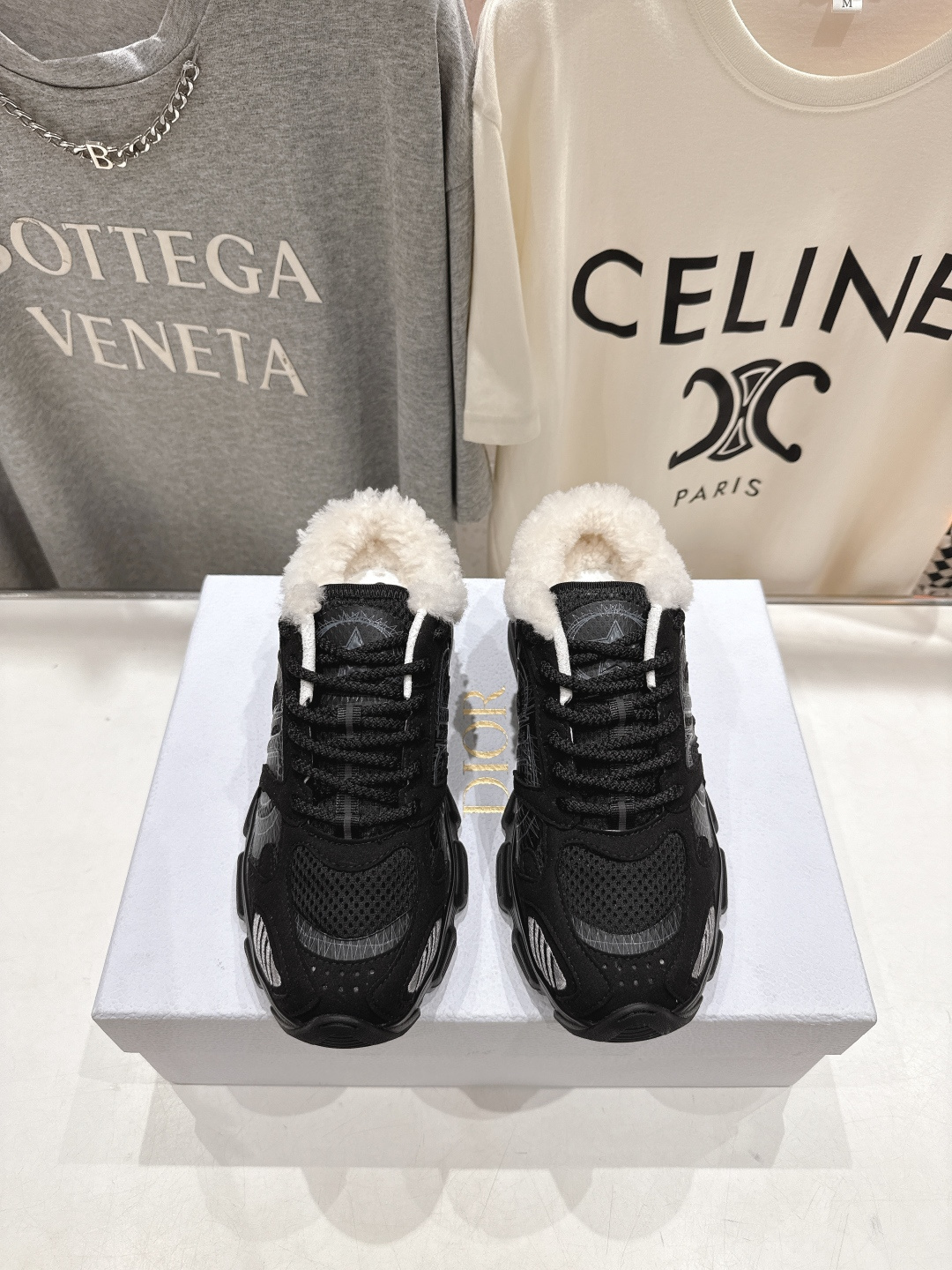 市场高版本 毛里 Dior*迪奥D家2025ss秋冬新款加毛半拖款式休闲运动鞋，融入d家高定精神诠释经典