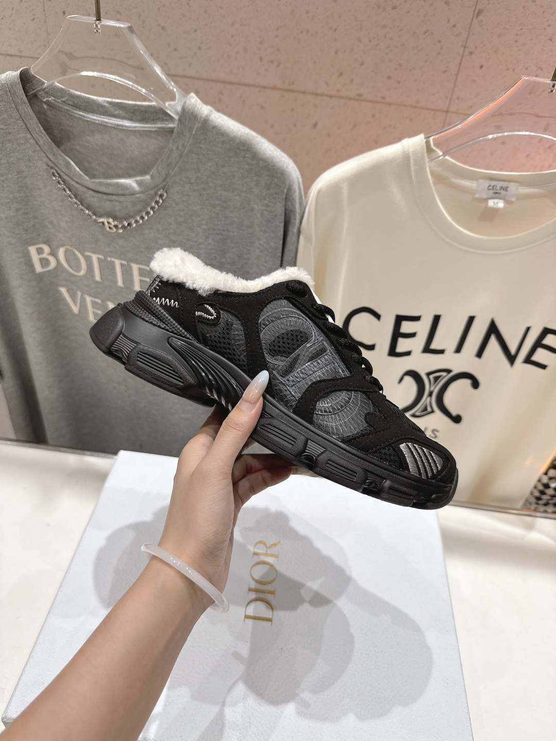 市场高版本 毛里 Dior*迪奥D家2025ss秋冬新款加毛半拖款式休闲运动鞋，融入d家高定精神诠释经典