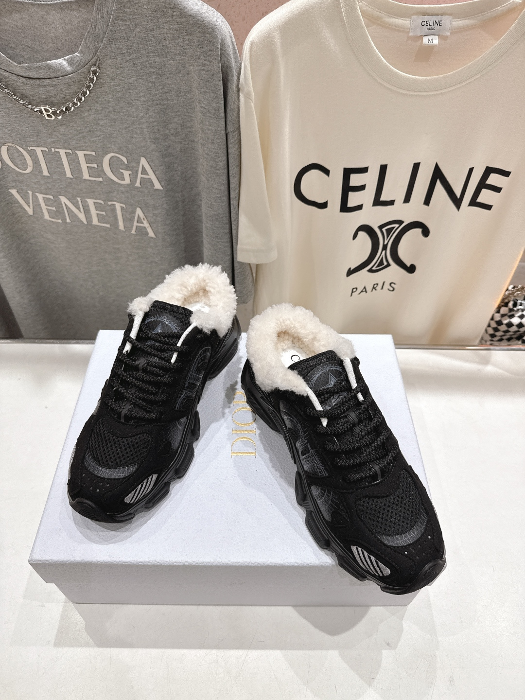 市场高版本 毛里 Dior*迪奥D家2025ss秋冬新款加毛半拖款式休闲运动鞋，融入d家高定精神诠释经典