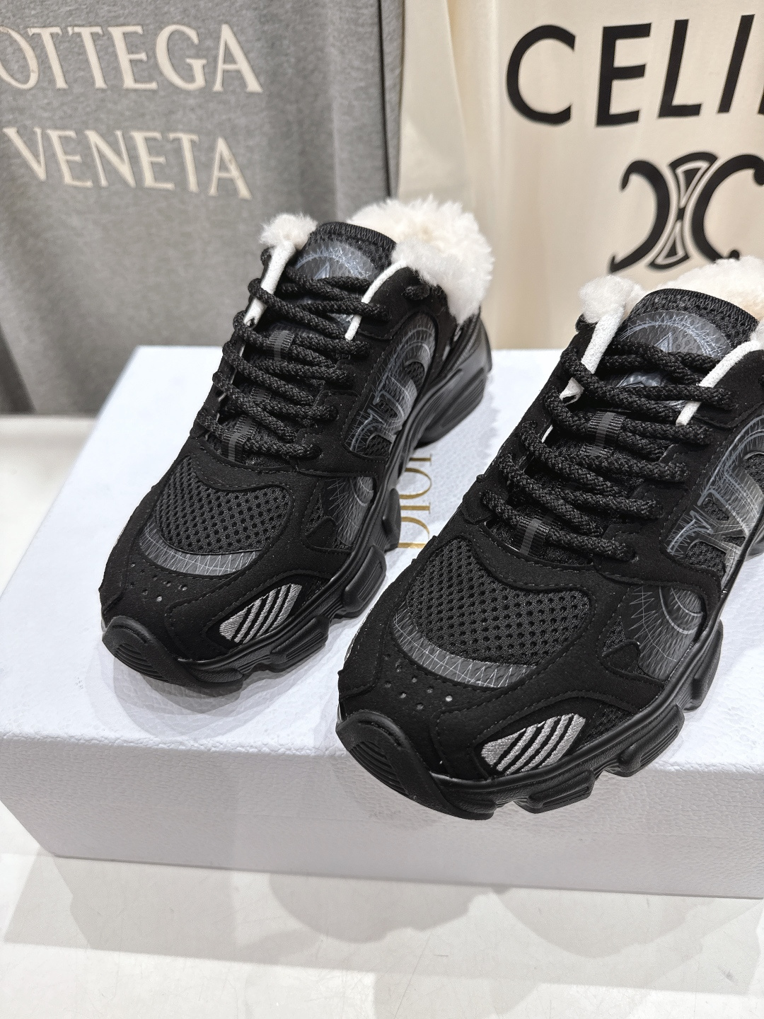 市场高版本 毛里 Dior*迪奥D家2025ss秋冬新款加毛半拖款式休闲运动鞋，融入d家高定精神诠释经典