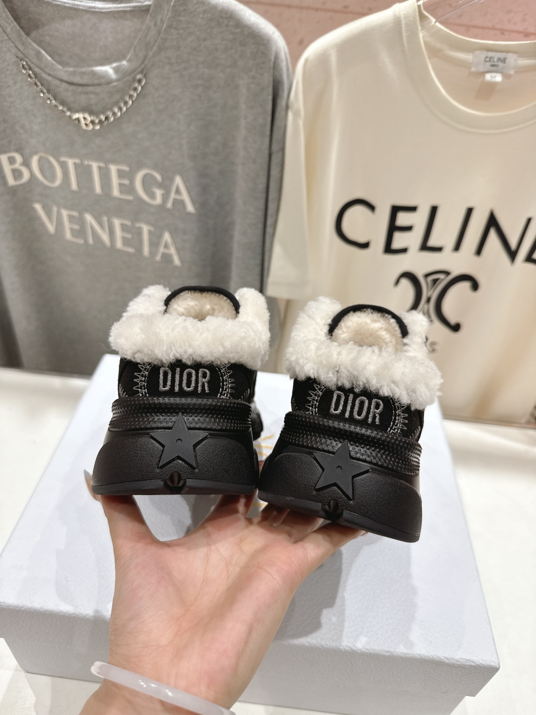 市场高版本 毛里 Dior*迪奥D家2025ss秋冬新款加毛半拖款式休闲运动鞋，融入d家高定精神诠释经典