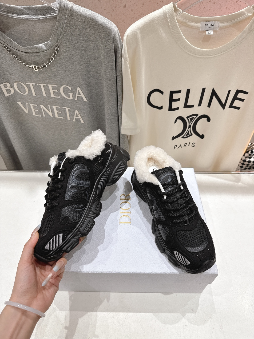 市场高版本 毛里 Dior*迪奥D家2025ss秋冬新款加毛半拖款式休闲运动鞋，融入d家高定精神诠释经典