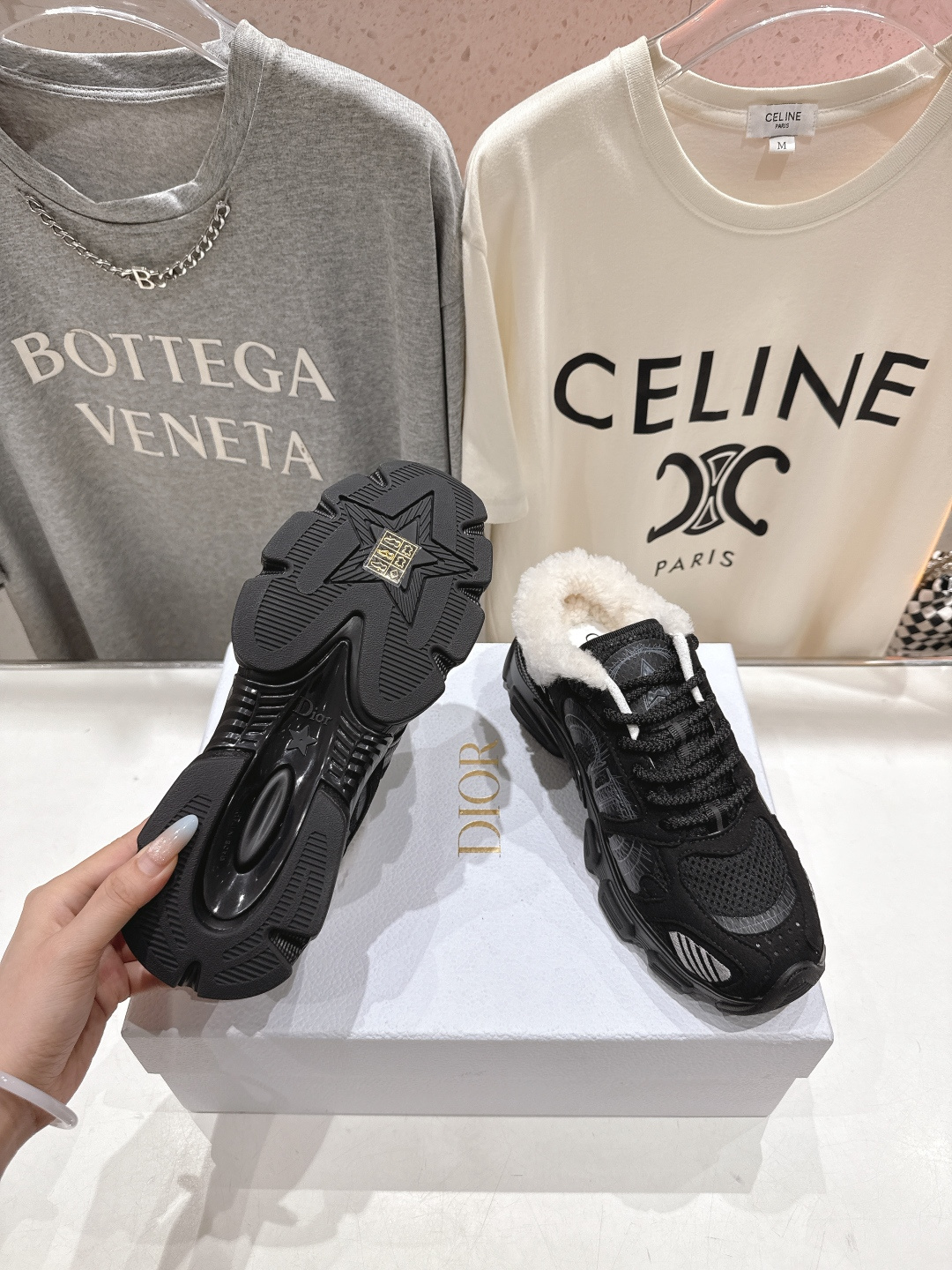 市场高版本 毛里 Dior*迪奥D家2025ss秋冬新款加毛半拖款式休闲运动鞋，融入d家高定精神诠释经典