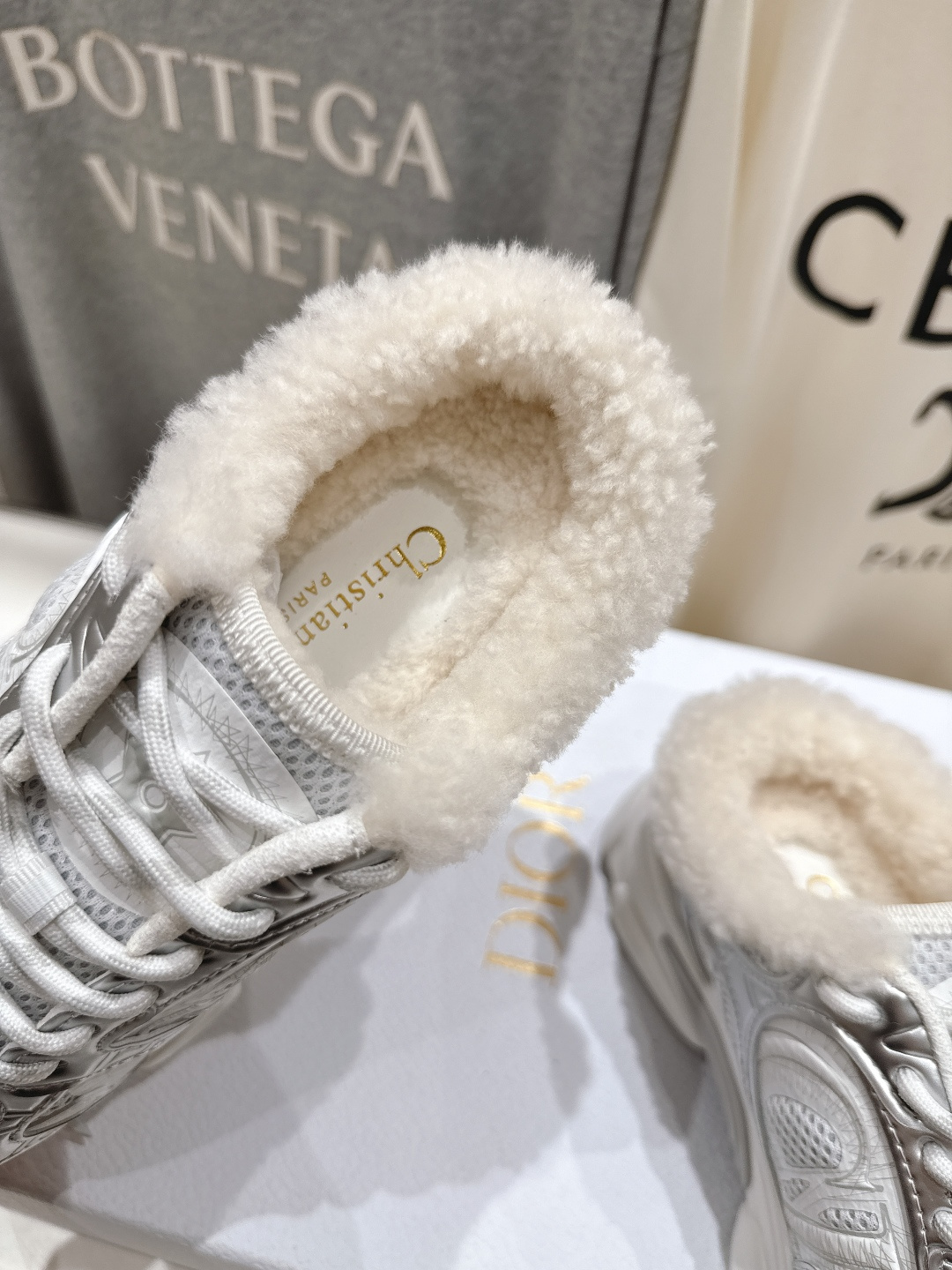 市场高版本 毛里 Dior*迪奥D家2025ss秋冬新款加毛半拖款式休闲运动鞋，融入d家高定精神诠释经典