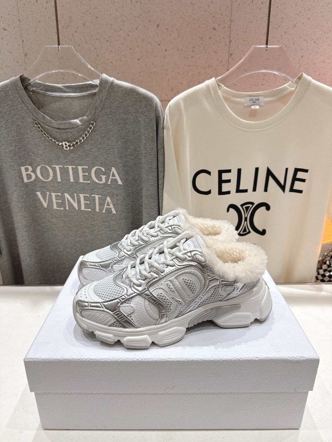 市场高版本 毛里 Dior*迪奥D家2025ss秋冬新款加毛半拖款式休闲运动鞋，融入d家高定精神诠释经典