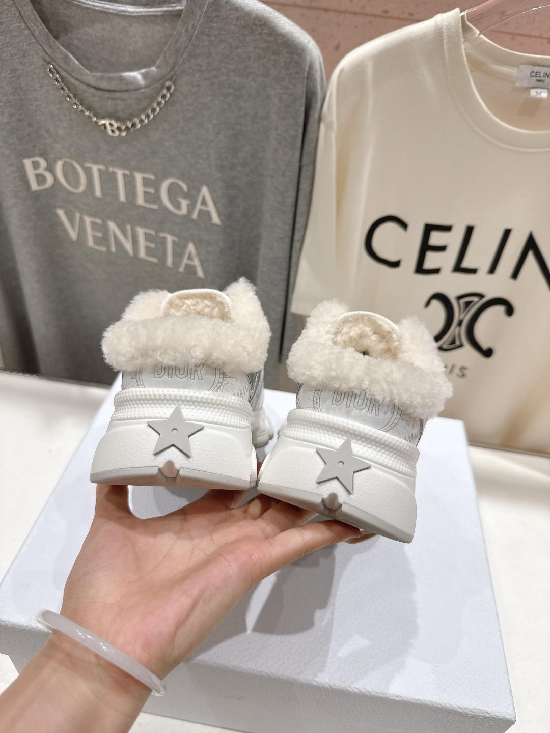 市场高版本 毛里 Dior*迪奥D家2025ss秋冬新款加毛半拖款式休闲运动鞋，融入d家高定精神诠释经典