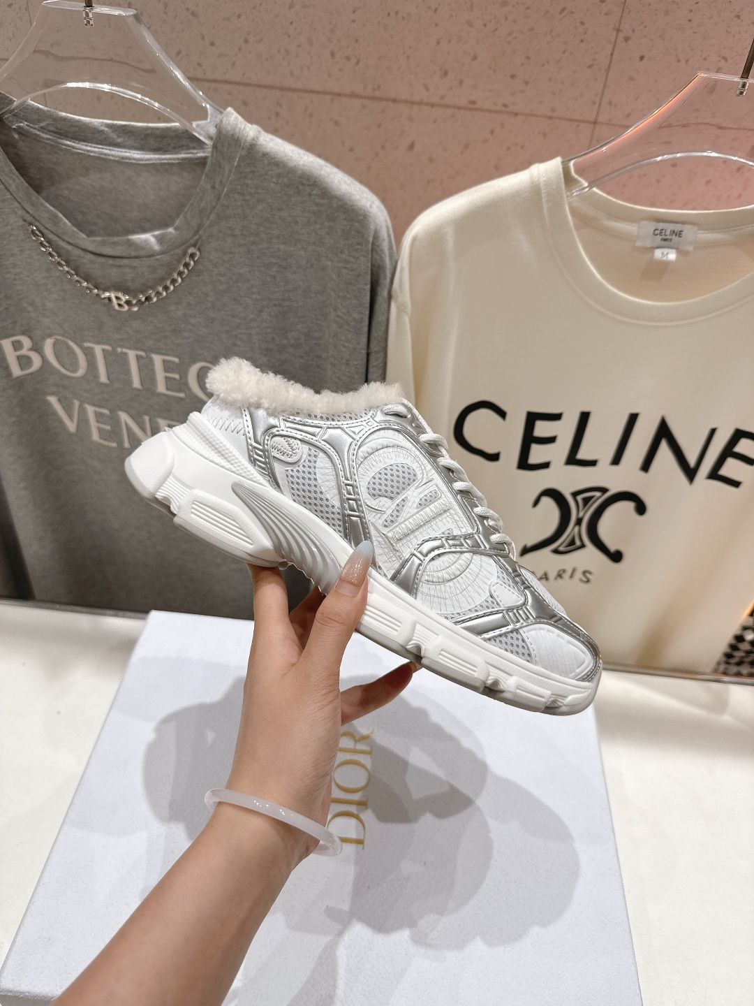 市场高版本 毛里 Dior*迪奥D家2025ss秋冬新款加毛半拖款式休闲运动鞋，融入d家高定精神诠释经典