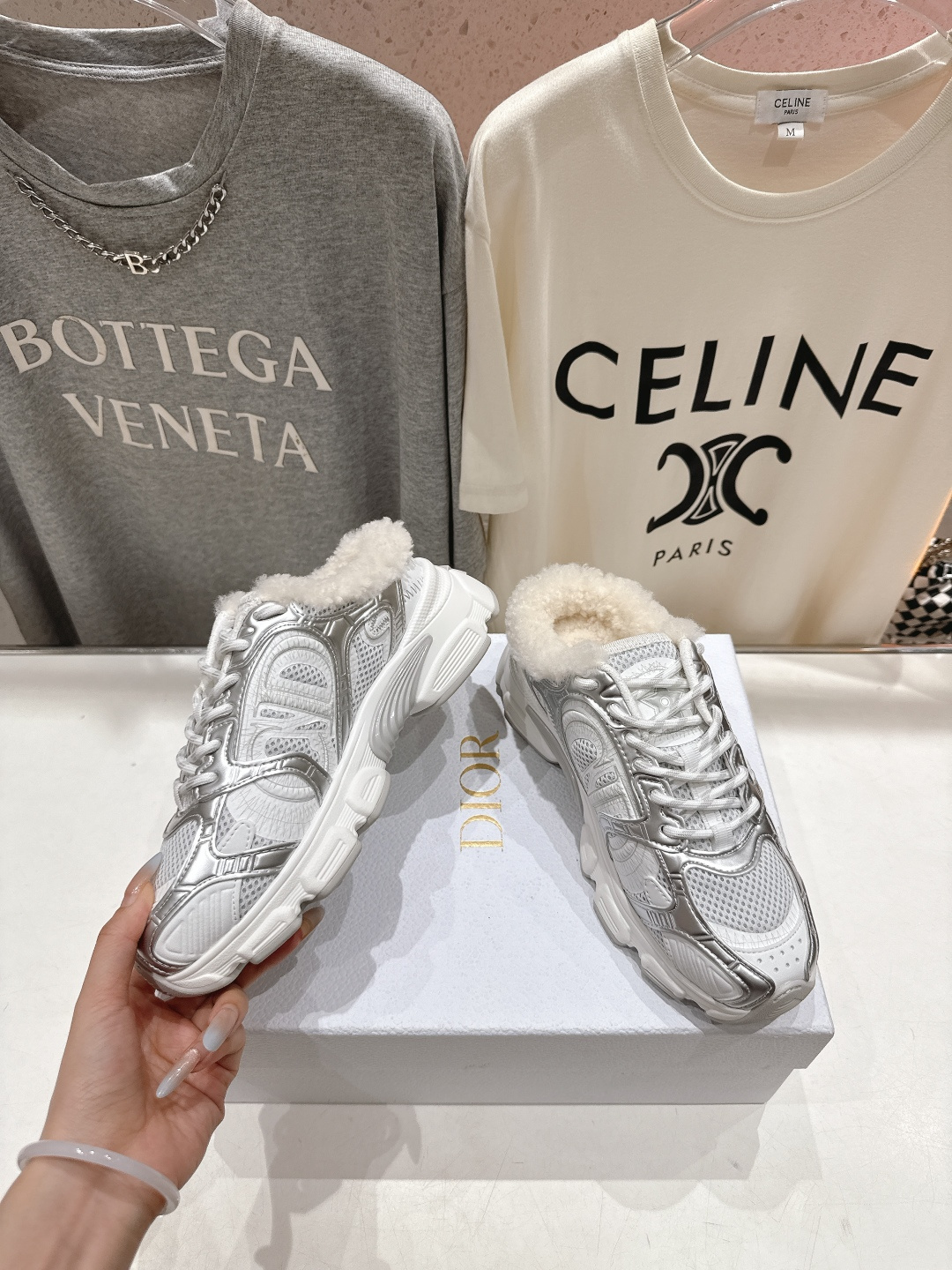 市场高版本 毛里 Dior*迪奥D家2025ss秋冬新款加毛半拖款式休闲运动鞋，融入d家高定精神诠释经典