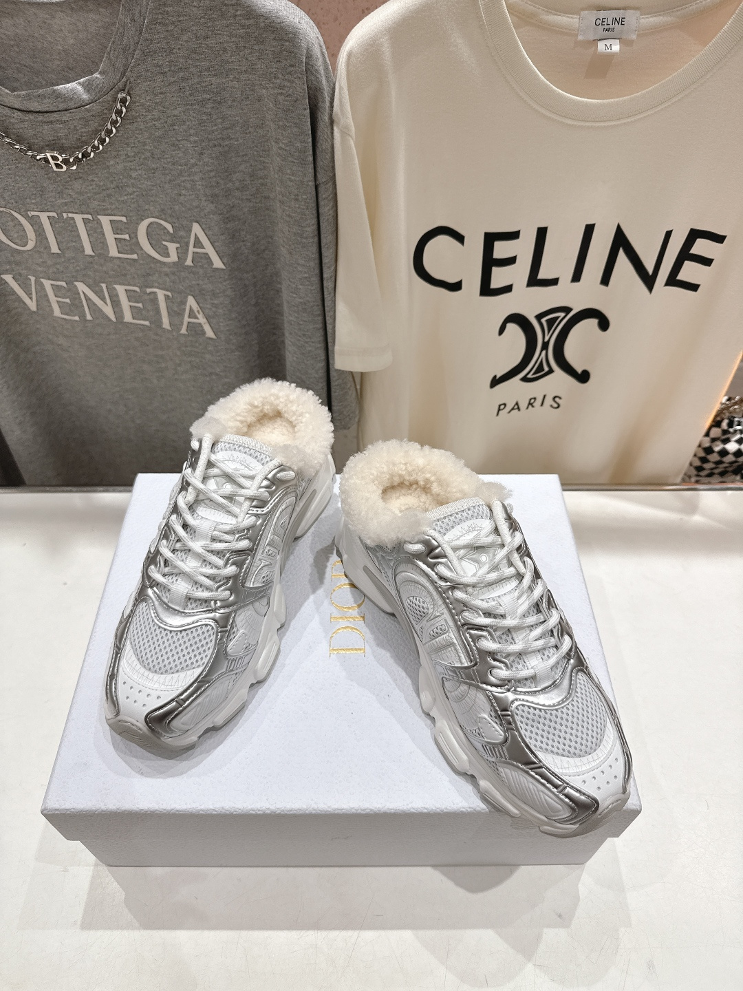 市场高版本 毛里 Dior*迪奥D家2025ss秋冬新款加毛半拖款式休闲运动鞋，融入d家高定精神诠释经典