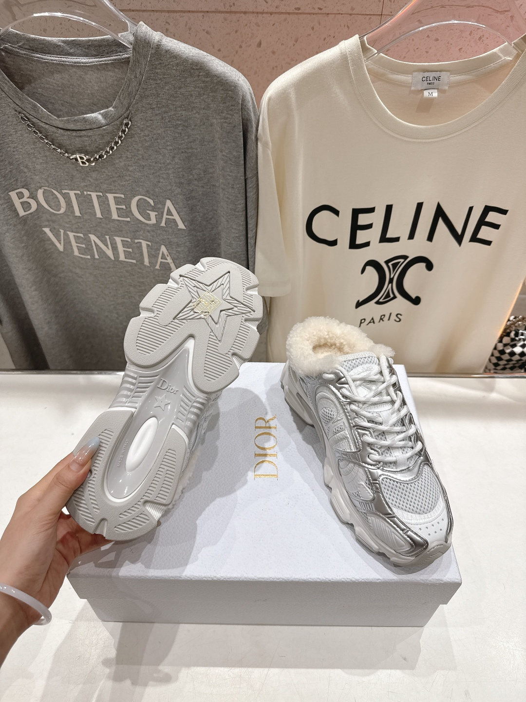 市场高版本 毛里 Dior*迪奥D家2025ss秋冬新款加毛半拖款式休闲运动鞋，融入d家高定精神诠释经典