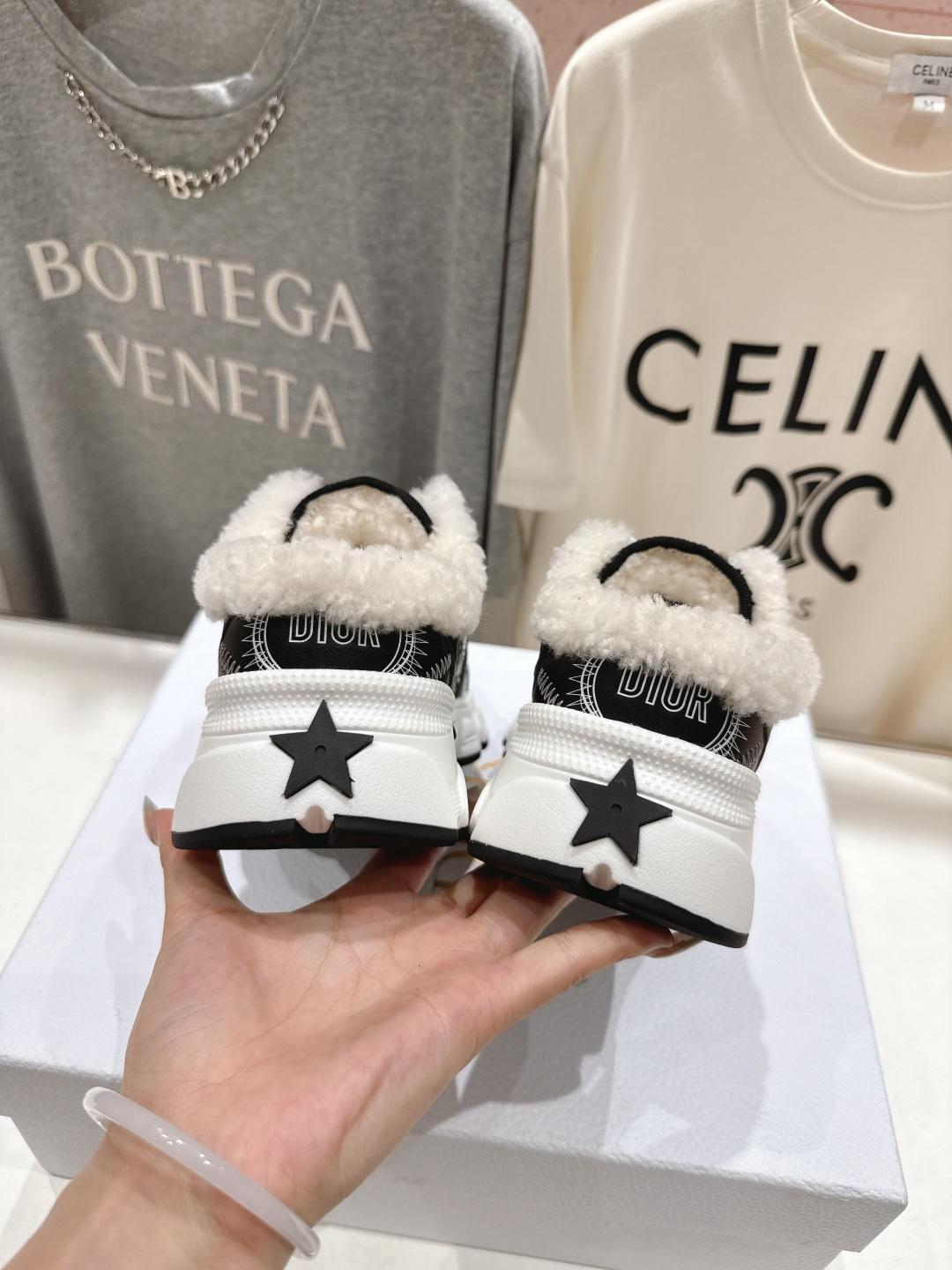 市场高版本 毛里 Dior*迪奥D家2025ss秋冬新款加毛半拖款式休闲运动鞋，融入d家高定精神诠释经典