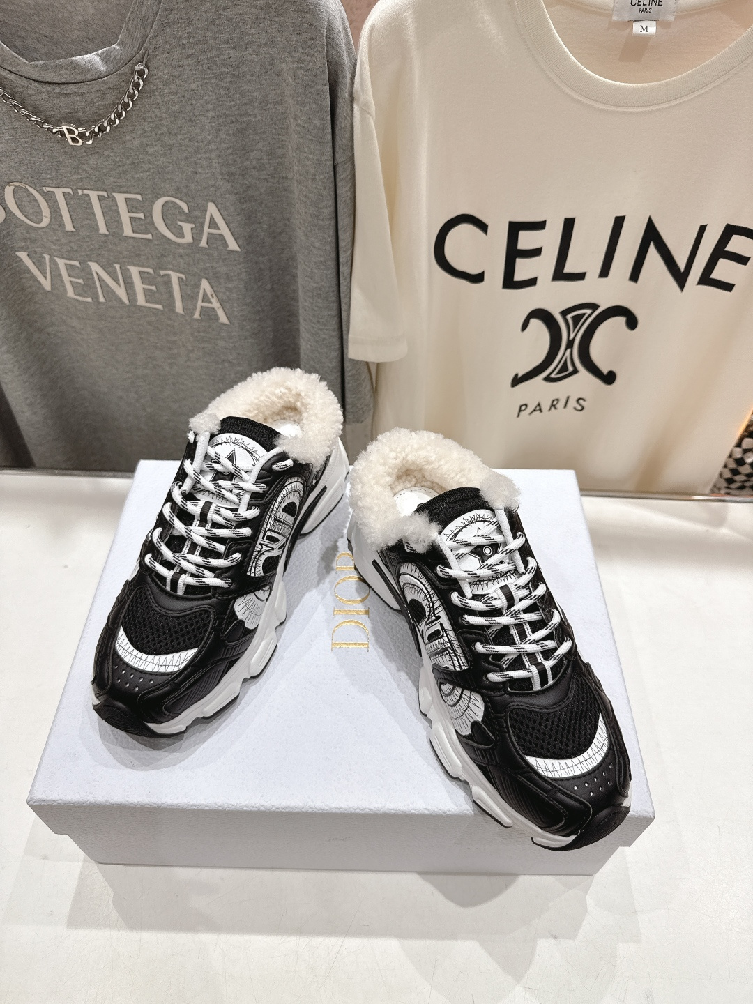 市场高版本 毛里 Dior*迪奥D家2025ss秋冬新款加毛半拖款式休闲运动鞋，融入d家高定精神诠释经典